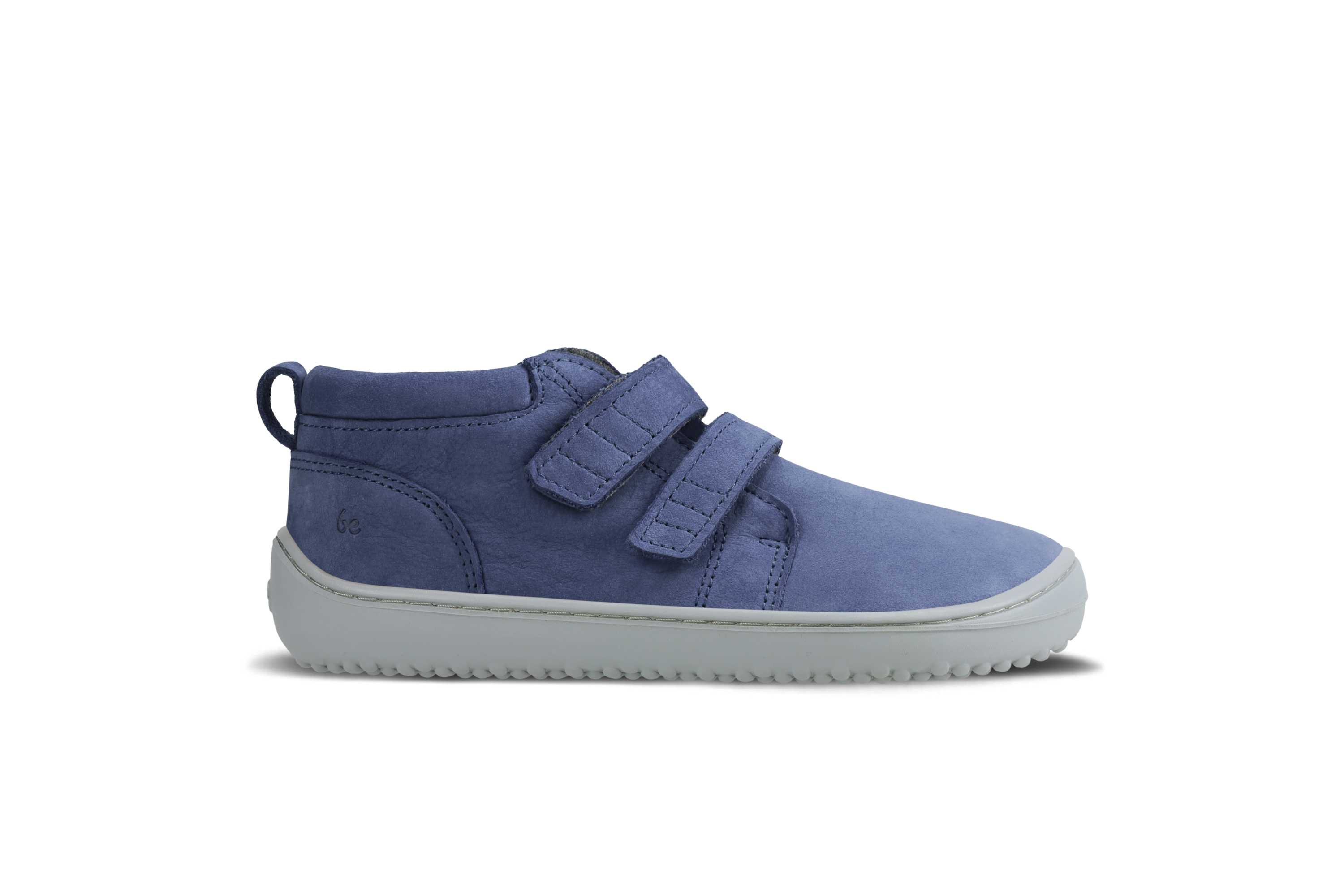 Zapatos barefoot de niños Be Lenka Play - Dark Blue.
  los zapatos descalzos imitan perfectamente el andar descalzo, exactamente como lo ha diseñado la naturaleza  suela cosida para una mayor duración del calzado  la suela KidsComfort, gracias a sus salientes, garantiza una perfecta estabilidad y control del paso durante el movimiento diario  cuello de talón de cuero para mayor confort y durabilidad  forro de textil agradable al tacto   elegante logotipo de Be Lenka grabado en relieve
Beneficios del calzado barefoot:
   suela ultraflexible   caída cero (zero drop): talón y punta en un mismo plano para una postura adecuada   puntera espaciosa para los dedos del pie   calzado ligero
Tipo: calzado de calle