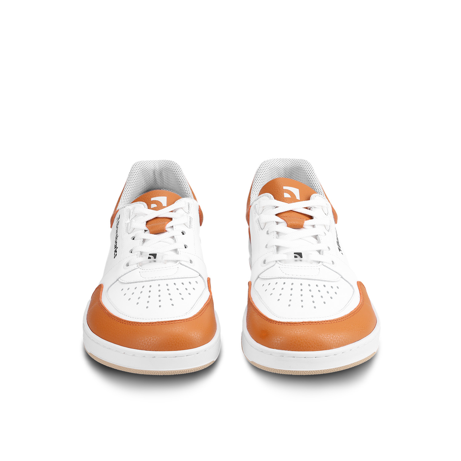 Barefoot Sneakers Barebarics Wave - White & Orange.
La parte superior está hecha de poliamida, elastano y cuero nobuk con tratamiento hidrofóbico que repele muy bien el agua.
Atributos del calzado barefoot
Forma anatómica - La zapatilla respeta la forma del pie.
Más información
calzado de callediseño urbano modernodiseñado y hecho a mano en la Unión Europea con el uso de materiales sostenibles localesexcelente durabilidad y solidez del color de los materialesdisponibles en tallas: 36 - 47 (según medida europea)EAN/SKU: %eanorsku%