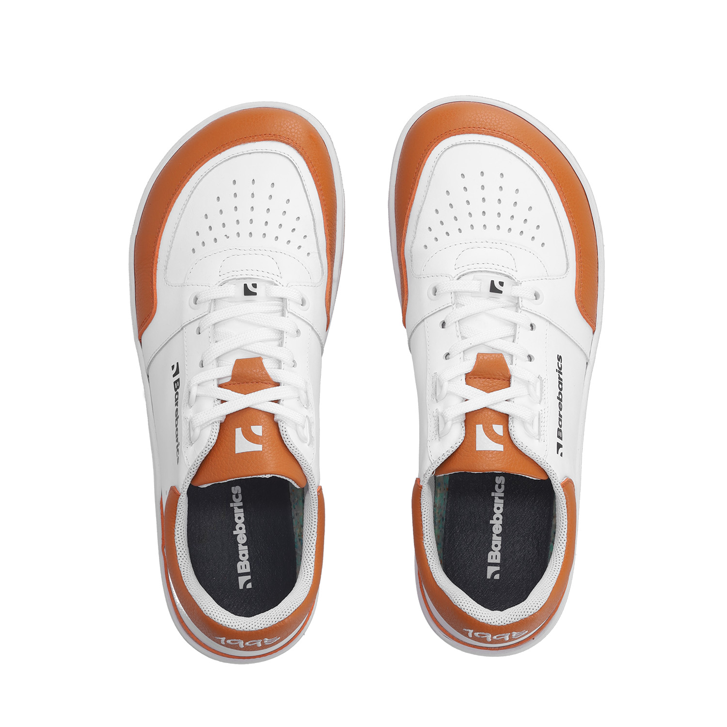 Barefoot Sneakers Barebarics Wave - White & Orange.
La parte superior está hecha de poliamida, elastano y cuero nobuk con tratamiento hidrofóbico que repele muy bien el agua.
Atributos del calzado barefoot
Forma anatómica - La zapatilla respeta la forma del pie.
Más información
calzado de callediseño urbano modernodiseñado y hecho a mano en la Unión Europea con el uso de materiales sostenibles localesexcelente durabilidad y solidez del color de los materialesdisponibles en tallas: 36 - 47 (según medida europea)EAN/SKU: %eanorsku%