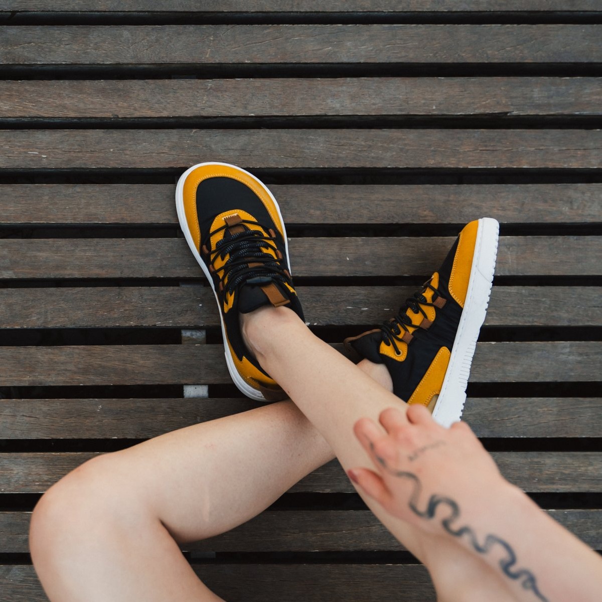 Barefoot Sneakers Barebarics Revive - Golden Yellow & Black.
En la producción se utilizaron materiales sostenibles y veganos con una excelente solidez del color, transpirabilidad y resistencia al desgarro y la abrasión.
La parte superior se compone de microfibra y poliéster.
Atributos del calzado “barefoot”:
Forma anatómica - La zapatilla respeta la forma del pie.
Más información
calzado de callediseño urbano modernodiseñado y hecho a mano en la Unión Europea con el uso de materiales sostenibles localesexcelente durabilidad y solidez del color de los materialesTecnología Dermodry Coolmax® para la eliminación continua de la humedaddisponibles en tallas: 36 - 47 (según medida europea)EAN/SKU: %eanorsku%