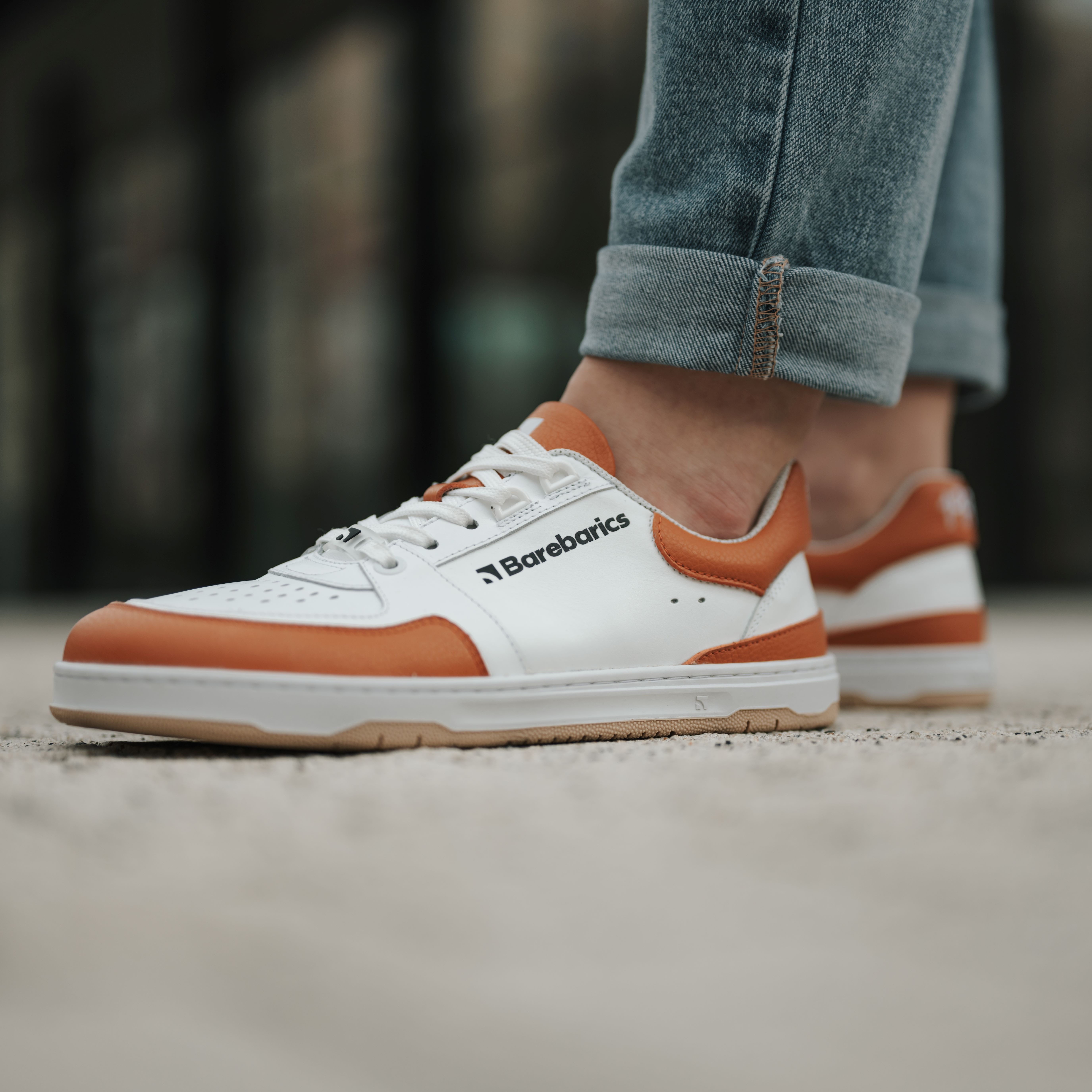 Barefoot Sneakers Barebarics Wave - White & Orange.
La parte superior está hecha de poliamida, elastano y cuero nobuk con tratamiento hidrofóbico que repele muy bien el agua.
Atributos del calzado barefoot
Forma anatómica - La zapatilla respeta la forma del pie.
Más información
calzado de callediseño urbano modernodiseñado y hecho a mano en la Unión Europea con el uso de materiales sostenibles localesexcelente durabilidad y solidez del color de los materialesdisponibles en tallas: 36 - 47 (según medida europea)EAN/SKU: %eanorsku%
