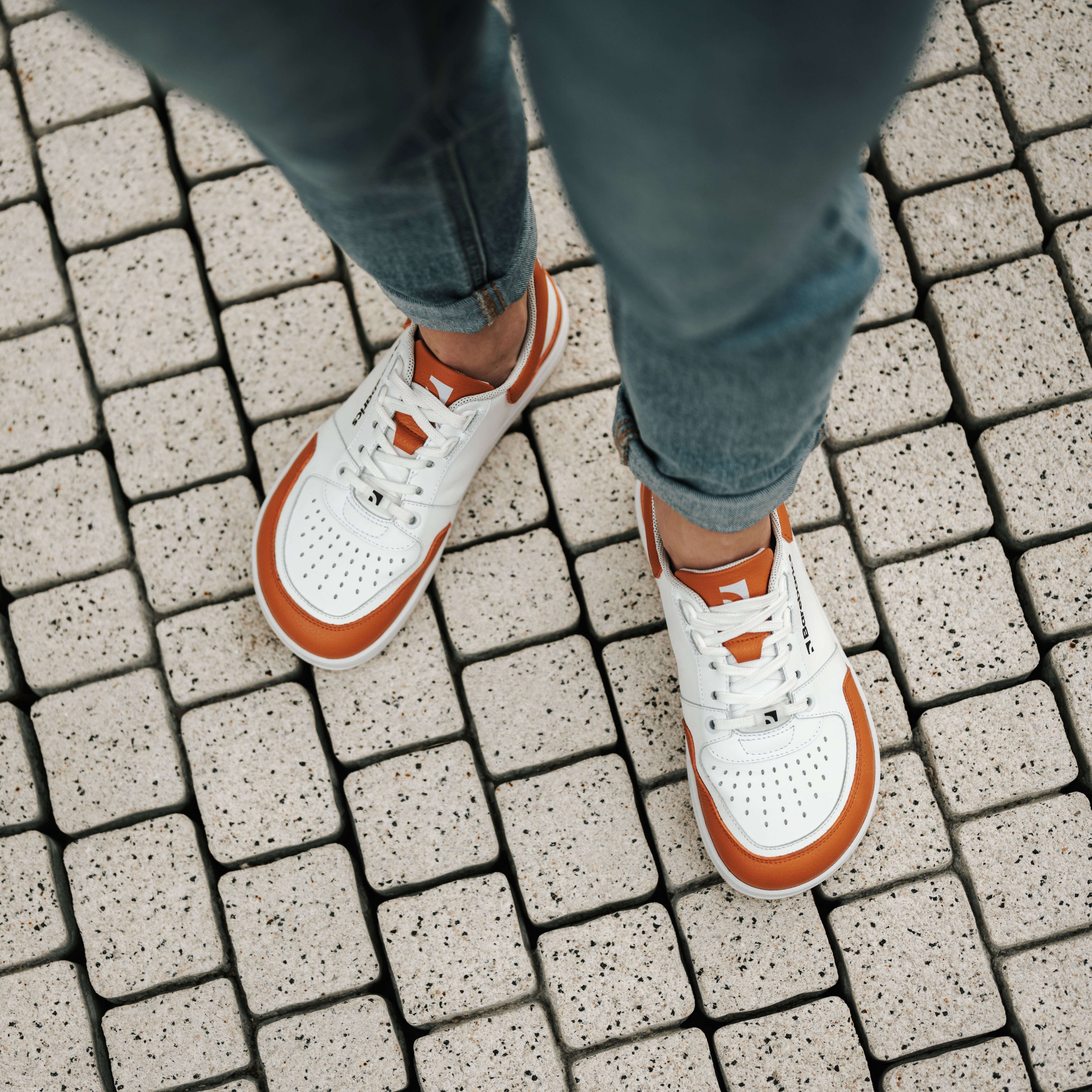 Barefoot Sneakers Barebarics Wave - White & Orange.
La parte superior está hecha de poliamida, elastano y cuero nobuk con tratamiento hidrofóbico que repele muy bien el agua.
Atributos del calzado barefoot
Forma anatómica - La zapatilla respeta la forma del pie.
Más información
calzado de callediseño urbano modernodiseñado y hecho a mano en la Unión Europea con el uso de materiales sostenibles localesexcelente durabilidad y solidez del color de los materialesdisponibles en tallas: 36 - 47 (según medida europea)EAN/SKU: %eanorsku%