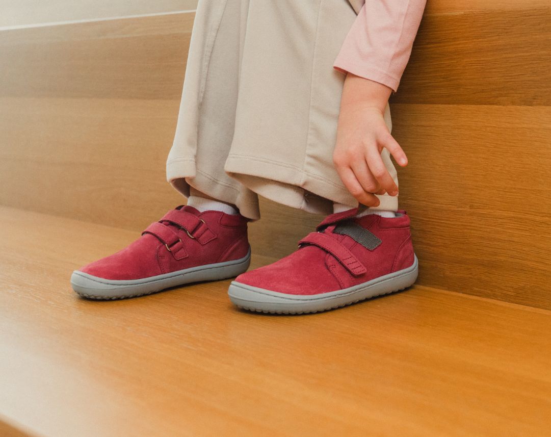 Zapatos barefoot de niños Be Lenka Play - Raspberry Pink.
  los zapatos descalzos imitan perfectamente el andar descalzo, exactamente como lo ha diseñado la naturaleza  suela cosida para una mayor duración del calzado  la suela KidsComfort, gracias a sus salientes, garantiza una perfecta estabilidad y control del paso durante el movimiento diario  cuello de talón de cuero para mayor confort y durabilidad  forro de textil agradable al tacto  elegante logotipo de Be Lenka grabado en relieve
Beneficios del calzado barefoot:
   suela ultraflexible   caída cero (zero drop): talón y punta en un mismo plano para una postura adecuada   puntera espaciosa para los dedos del pie   calzado ligero
Tipo: calzado de calle