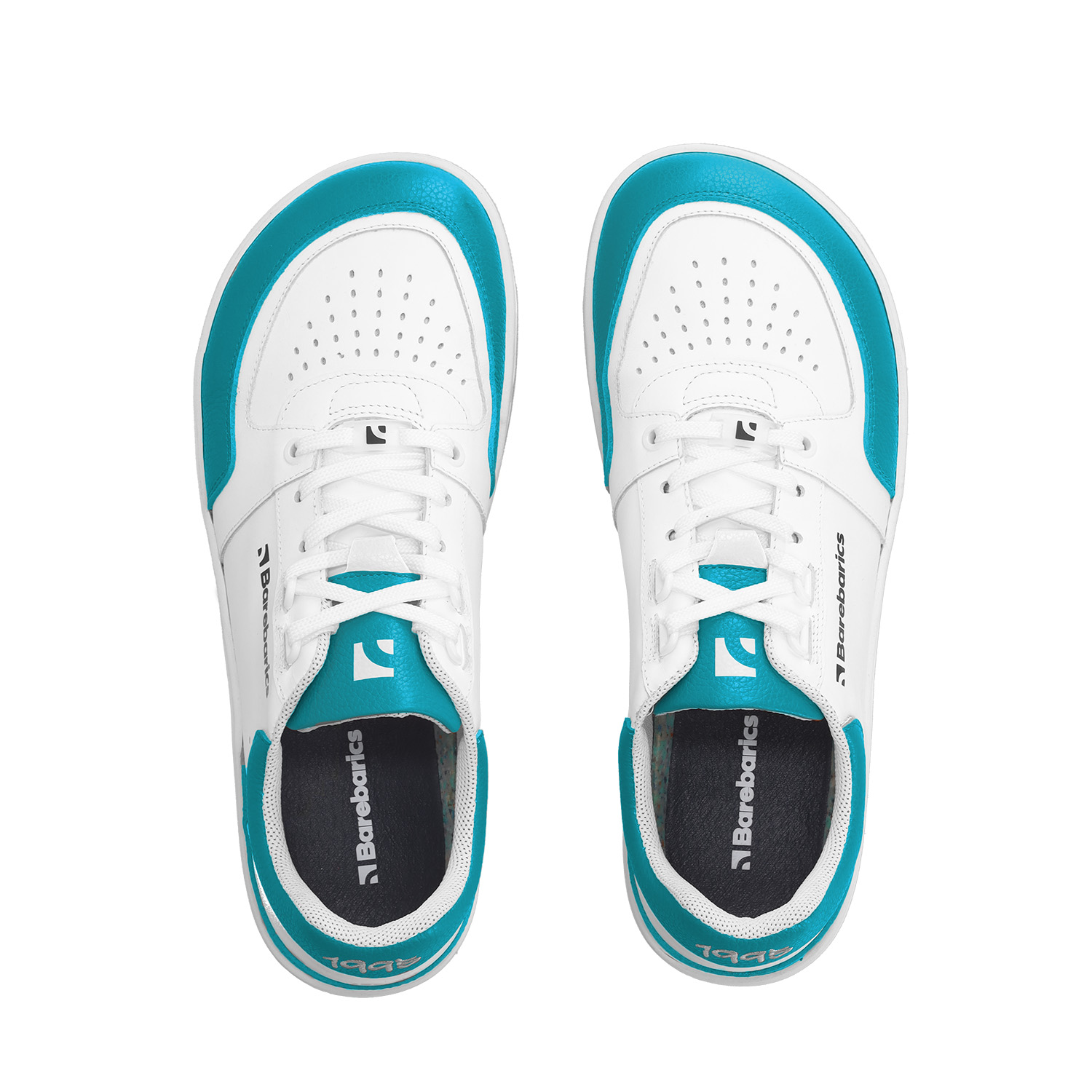 Barefoot Sneakers Barebarics Wave - White & Dark Turquoise.
La parte superior está hecha de poliamida, elastano y cuero nobuk con tratamiento hidrofóbico que repele muy bien el agua.
Atributos del calzado barefoot
Forma anatómica - La zapatilla respeta la forma del pie.
Más información
calzado de callediseño urbano modernodiseñado y hecho a mano en la Unión Europea con el uso de materiales sostenibles localesexcelente durabilidad y solidez del color de los materialesdisponibles en tallas: 36 - 47 (según medida europea)EAN/SKU: %eanorsku%