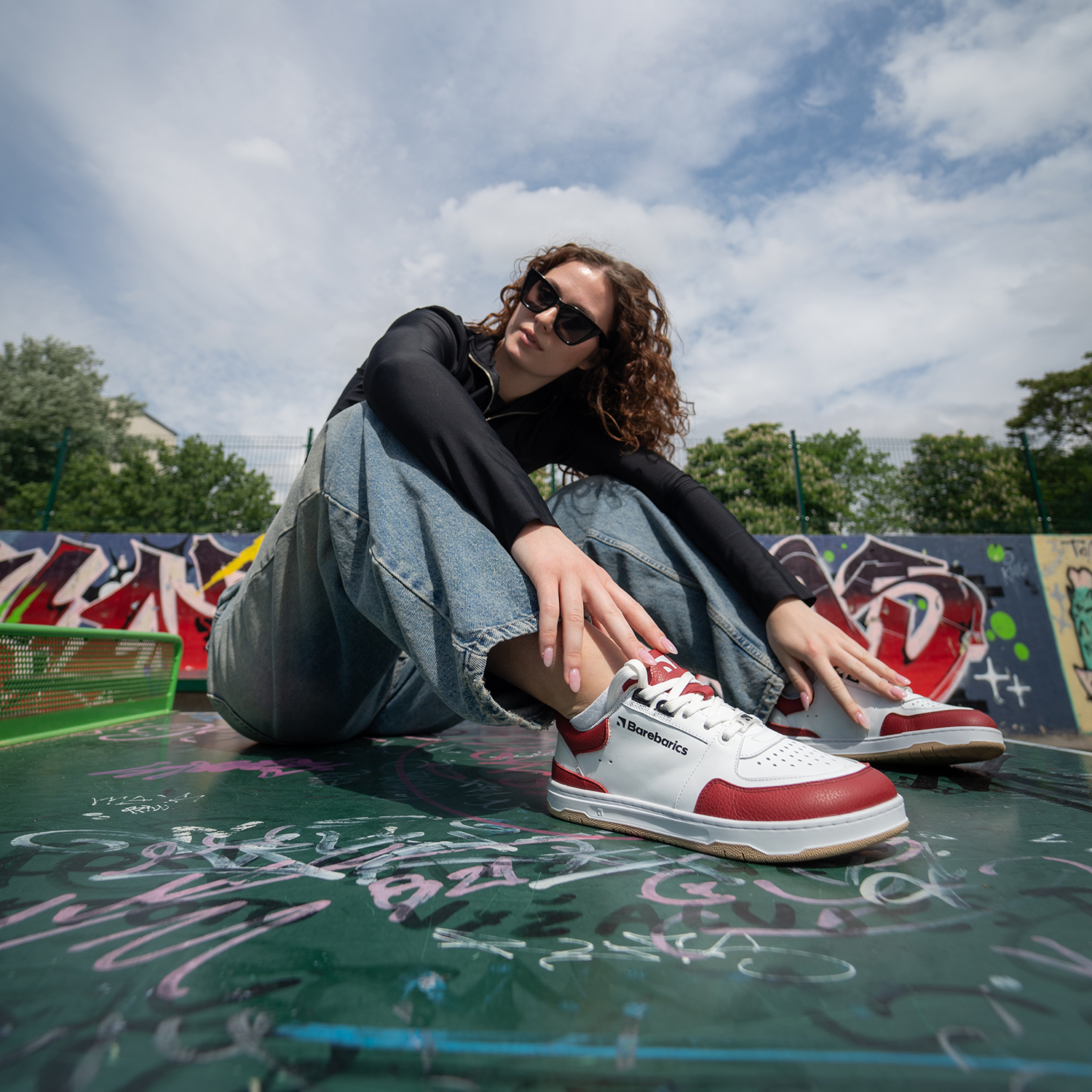 Barefoot Sneakers Barebarics Wave - White & Crimson Red.
La parte superior está hecha de poliamida, elastano y cuero nobuk con tratamiento hidrofóbico que repele muy bien el agua.
Atributos del calzado barefoot
Forma anatómica - La zapatilla respeta la forma del pie.
Más información
calzado de callediseño urbano modernodiseñado y hecho a mano en la Unión Europea con el uso de materiales sostenibles localesexcelente durabilidad y solidez del color de los materialesdisponibles en tallas: 36 - 47 (según medida europea)EAN/SKU: %eanorsku%