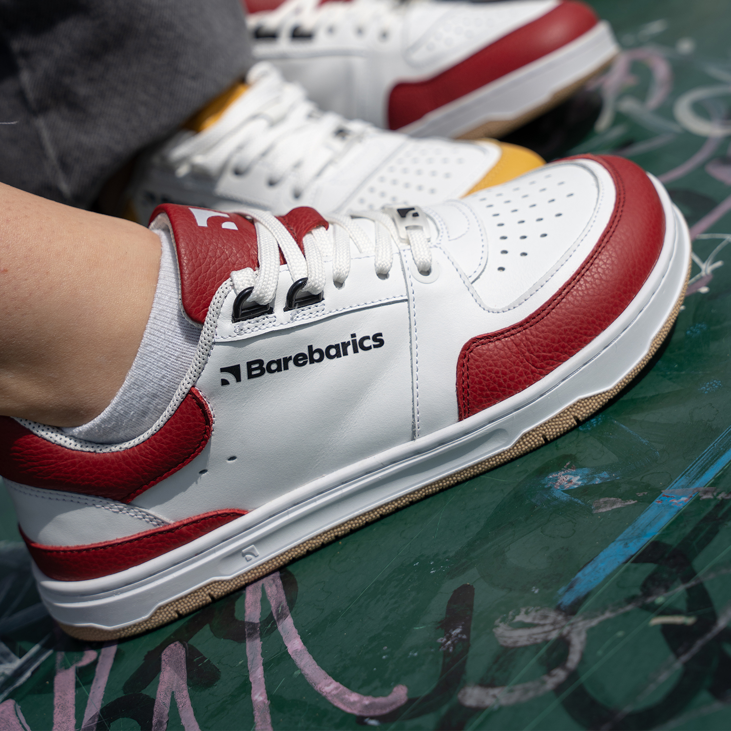 Barefoot Sneakers Barebarics Wave - White & Crimson Red.
La parte superior está hecha de poliamida, elastano y cuero nobuk con tratamiento hidrofóbico que repele muy bien el agua.
Atributos del calzado barefoot
Forma anatómica - La zapatilla respeta la forma del pie.
Más información
calzado de callediseño urbano modernodiseñado y hecho a mano en la Unión Europea con el uso de materiales sostenibles localesexcelente durabilidad y solidez del color de los materialesdisponibles en tallas: 36 - 47 (según medida europea)EAN/SKU: %eanorsku%