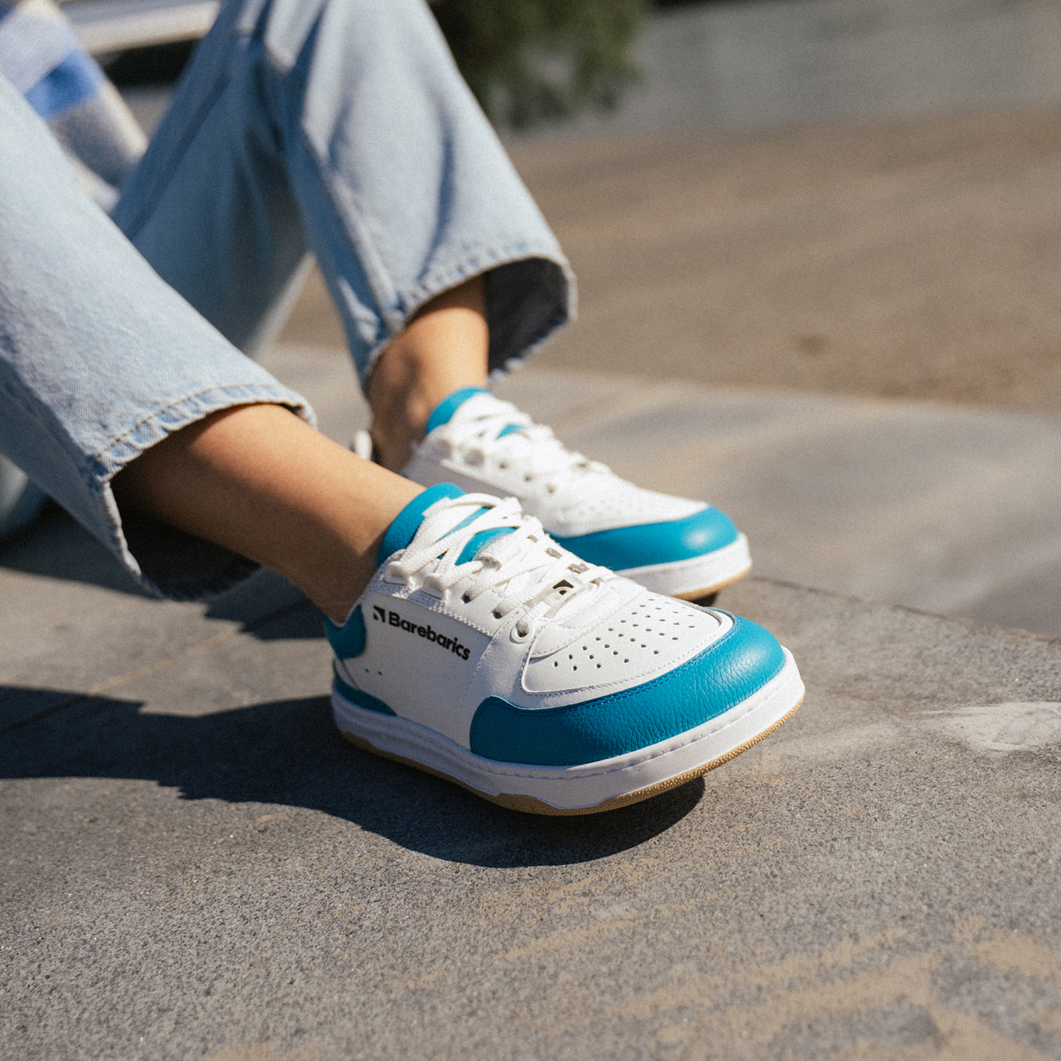 Barefoot Sneakers Barebarics Wave - White & Dark Turquoise.
La parte superior está hecha de poliamida, elastano y cuero nobuk con tratamiento hidrofóbico que repele muy bien el agua.
Atributos del calzado barefoot
Forma anatómica - La zapatilla respeta la forma del pie.
Más información
calzado de callediseño urbano modernodiseñado y hecho a mano en la Unión Europea con el uso de materiales sostenibles localesexcelente durabilidad y solidez del color de los materialesdisponibles en tallas: 36 - 47 (según medida europea)EAN/SKU: %eanorsku%