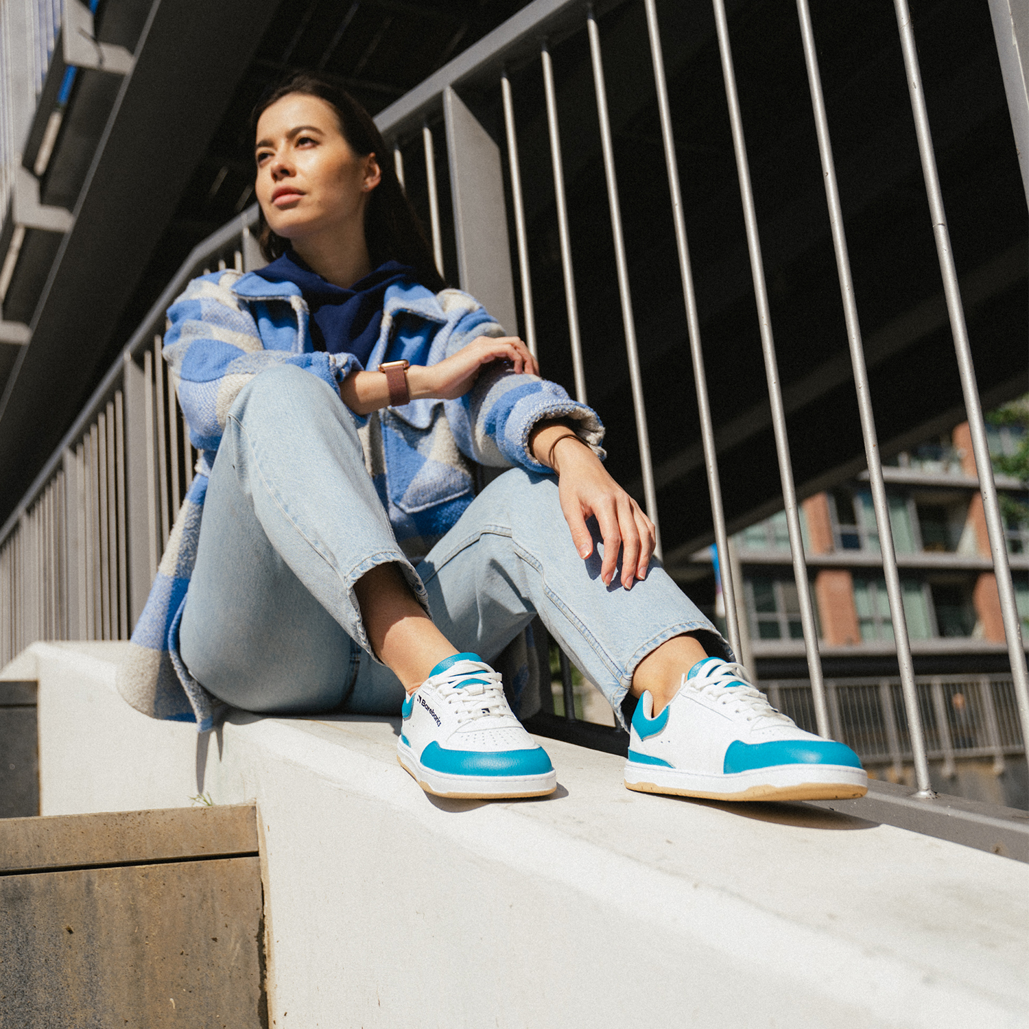 Barefoot Sneakers Barebarics Wave - White & Dark Turquoise.
La parte superior está hecha de poliamida, elastano y cuero nobuk con tratamiento hidrofóbico que repele muy bien el agua.
Atributos del calzado barefoot
Forma anatómica - La zapatilla respeta la forma del pie.
Más información
calzado de callediseño urbano modernodiseñado y hecho a mano en la Unión Europea con el uso de materiales sostenibles localesexcelente durabilidad y solidez del color de los materialesdisponibles en tallas: 36 - 47 (según medida europea)EAN/SKU: %eanorsku%