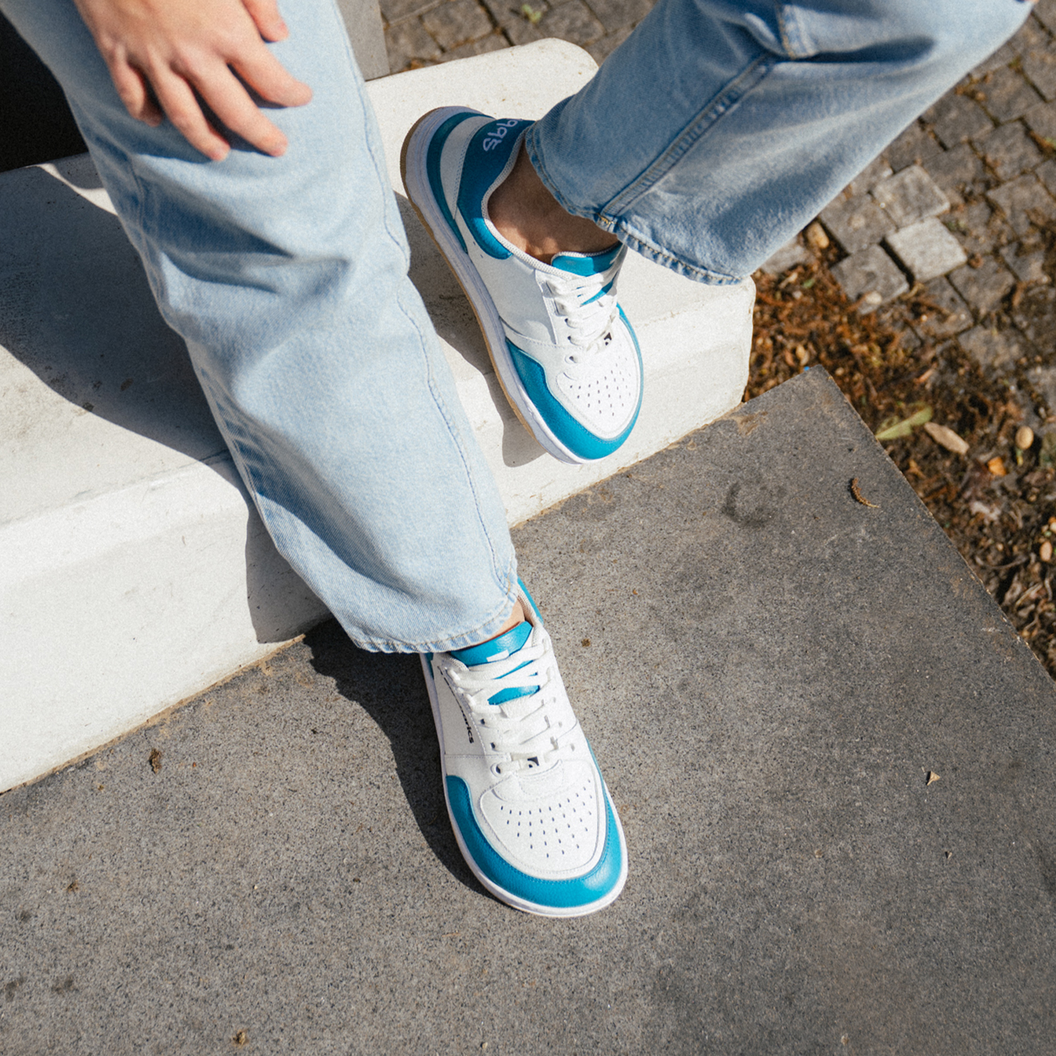 Barefoot Sneakers Barebarics Wave - White & Dark Turquoise.
La parte superior está hecha de poliamida, elastano y cuero nobuk con tratamiento hidrofóbico que repele muy bien el agua.
Atributos del calzado barefoot
Forma anatómica - La zapatilla respeta la forma del pie.
Más información
calzado de callediseño urbano modernodiseñado y hecho a mano en la Unión Europea con el uso de materiales sostenibles localesexcelente durabilidad y solidez del color de los materialesdisponibles en tallas: 36 - 47 (según medida europea)EAN/SKU: %eanorsku%