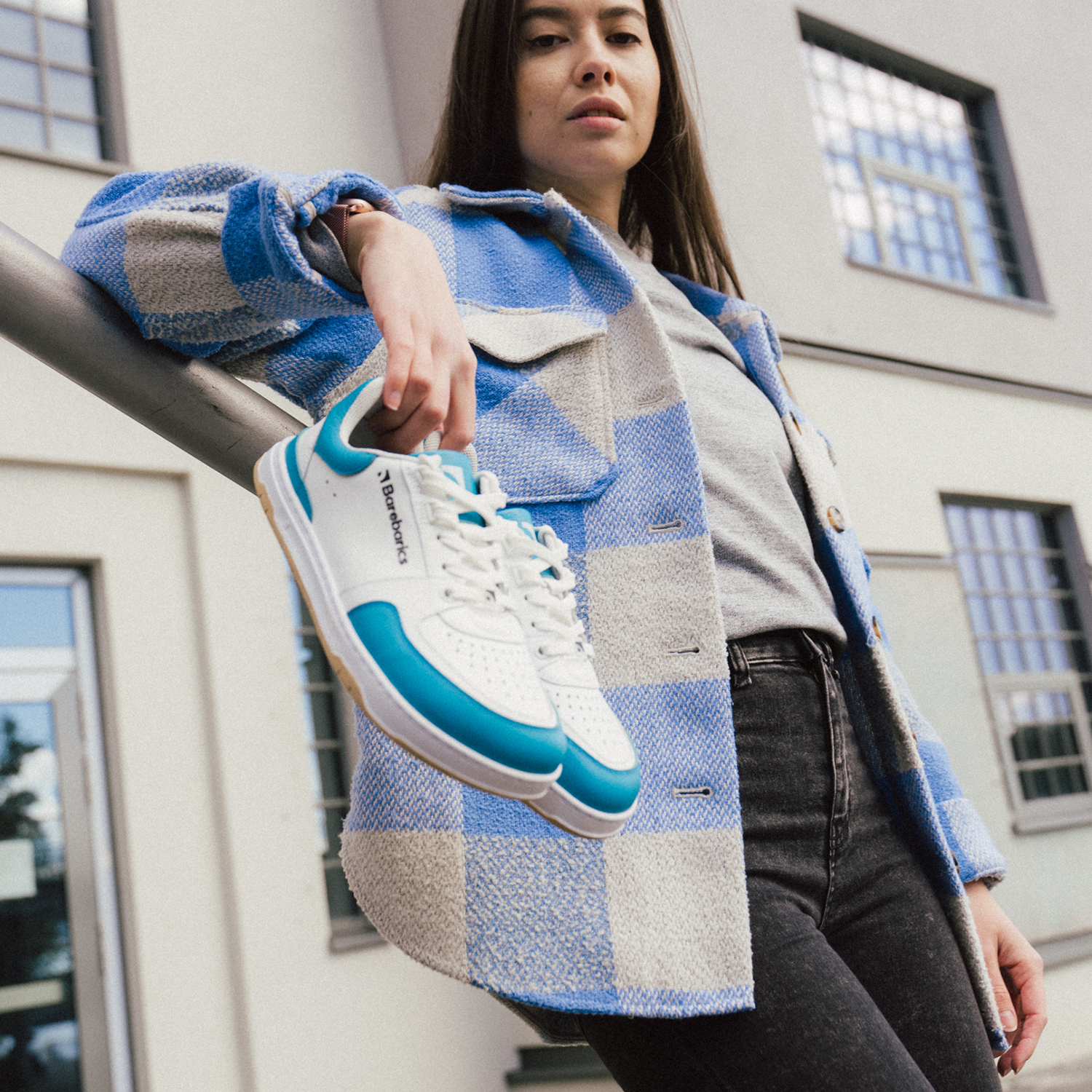 Barefoot Sneakers Barebarics Wave - White & Dark Turquoise.
La parte superior está hecha de poliamida, elastano y cuero nobuk con tratamiento hidrofóbico que repele muy bien el agua.
Atributos del calzado barefoot
Forma anatómica - La zapatilla respeta la forma del pie.
Más información
calzado de callediseño urbano modernodiseñado y hecho a mano en la Unión Europea con el uso de materiales sostenibles localesexcelente durabilidad y solidez del color de los materialesdisponibles en tallas: 36 - 47 (según medida europea)EAN/SKU: %eanorsku%