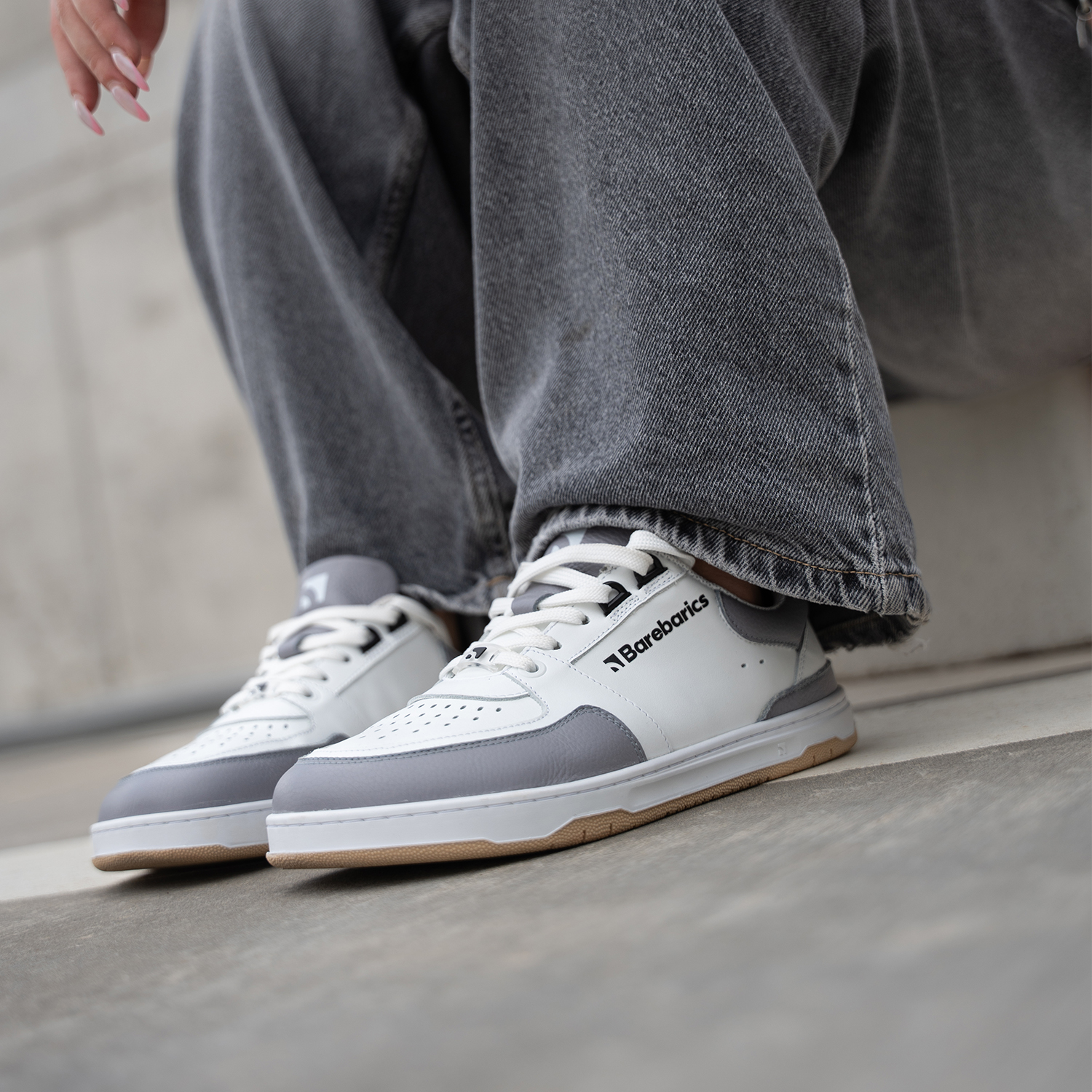 Barefoot Sneakers Barebarics Wave - White & Grey.
La parte superior está hecha de poliamida, elastano y cuero nobuk con tratamiento hidrofóbico que repele muy bien el agua.
Atributos del calzado barefoot
Forma anatómica - La zapatilla respeta la forma del pie.
Más información
calzado de callediseño urbano modernodiseñado y hecho a mano en la Unión Europea con el uso de materiales sostenibles localesexcelente durabilidad y solidez del color de los materialesdisponibles en tallas: 36 - 47 (según medida europea)EAN/SKU: %eanorsku%