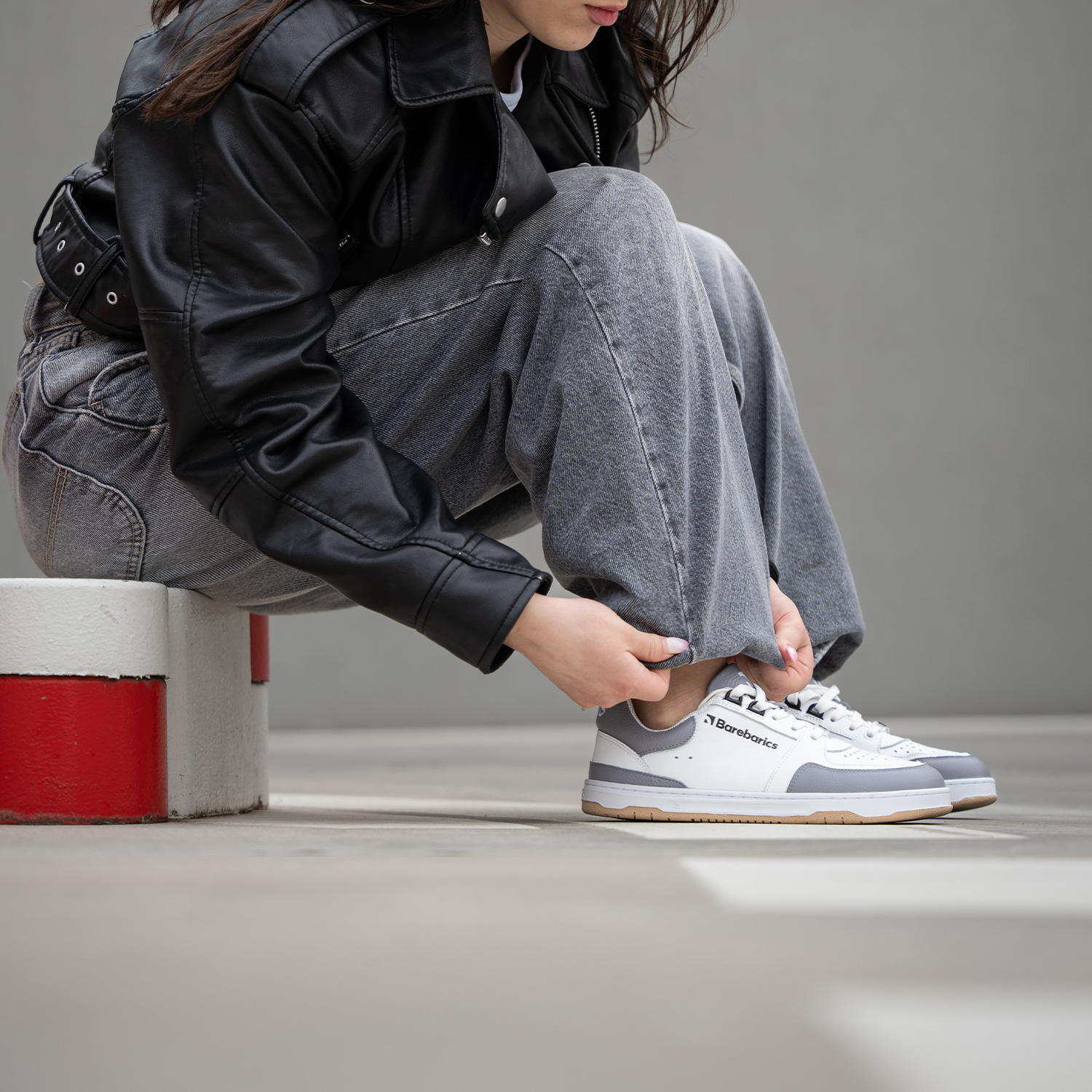 Barefoot Sneakers Barebarics Wave - White & Grey.
La parte superior está hecha de poliamida, elastano y cuero nobuk con tratamiento hidrofóbico que repele muy bien el agua.
Atributos del calzado barefoot
Forma anatómica - La zapatilla respeta la forma del pie.
Más información
calzado de callediseño urbano modernodiseñado y hecho a mano en la Unión Europea con el uso de materiales sostenibles localesexcelente durabilidad y solidez del color de los materialesdisponibles en tallas: 36 - 47 (según medida europea)EAN/SKU: %eanorsku%