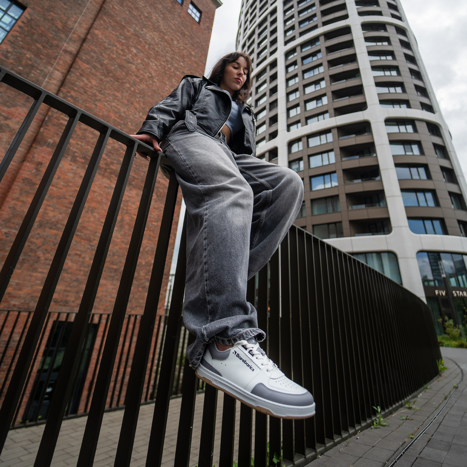Barefoot Sneakers Barebarics Wave - White & Grey.
La parte superior está hecha de poliamida, elastano y cuero nobuk con tratamiento hidrofóbico que repele muy bien el agua.
Atributos del calzado barefoot
Forma anatómica - La zapatilla respeta la forma del pie.
Más información
calzado de callediseño urbano modernodiseñado y hecho a mano en la Unión Europea con el uso de materiales sostenibles localesexcelente durabilidad y solidez del color de los materialesdisponibles en tallas: 36 - 47 (según medida europea)EAN/SKU: %eanorsku%