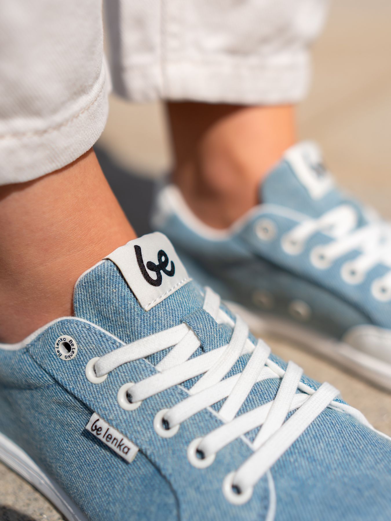 Barefoot zapatillas Be Lenka Rebound - Denim Light Blue.





  zapatos extremadamente ligeros para todos los amantes de los clásicos urbanos  suela cosida EverydayComfort Neo para una mayor vida útil del zapato  logotipo textil en la lengüeta y en la parte superior de las zapatillas dos ojales en el interior de las zapatillas para ventilación

Ventajas de los zapatos descalzos:
 imitan perfectamente caminar descalzola forma anatómica del zapato ofrece un generoso espacio para los dedosla caída cero de la suela mantiene el talón y la punta en un mismo plano para una postura adecuada la suela de estimulación con un grosor de 5 mm activa las terminaciones nerviosas del pielos materiales flexibles garantizan una mejor funcionalidad de los músculos y tendones del piela ligereza del calzado como prevención contra la fatiga de las piernas
Tipo: calzado de calle