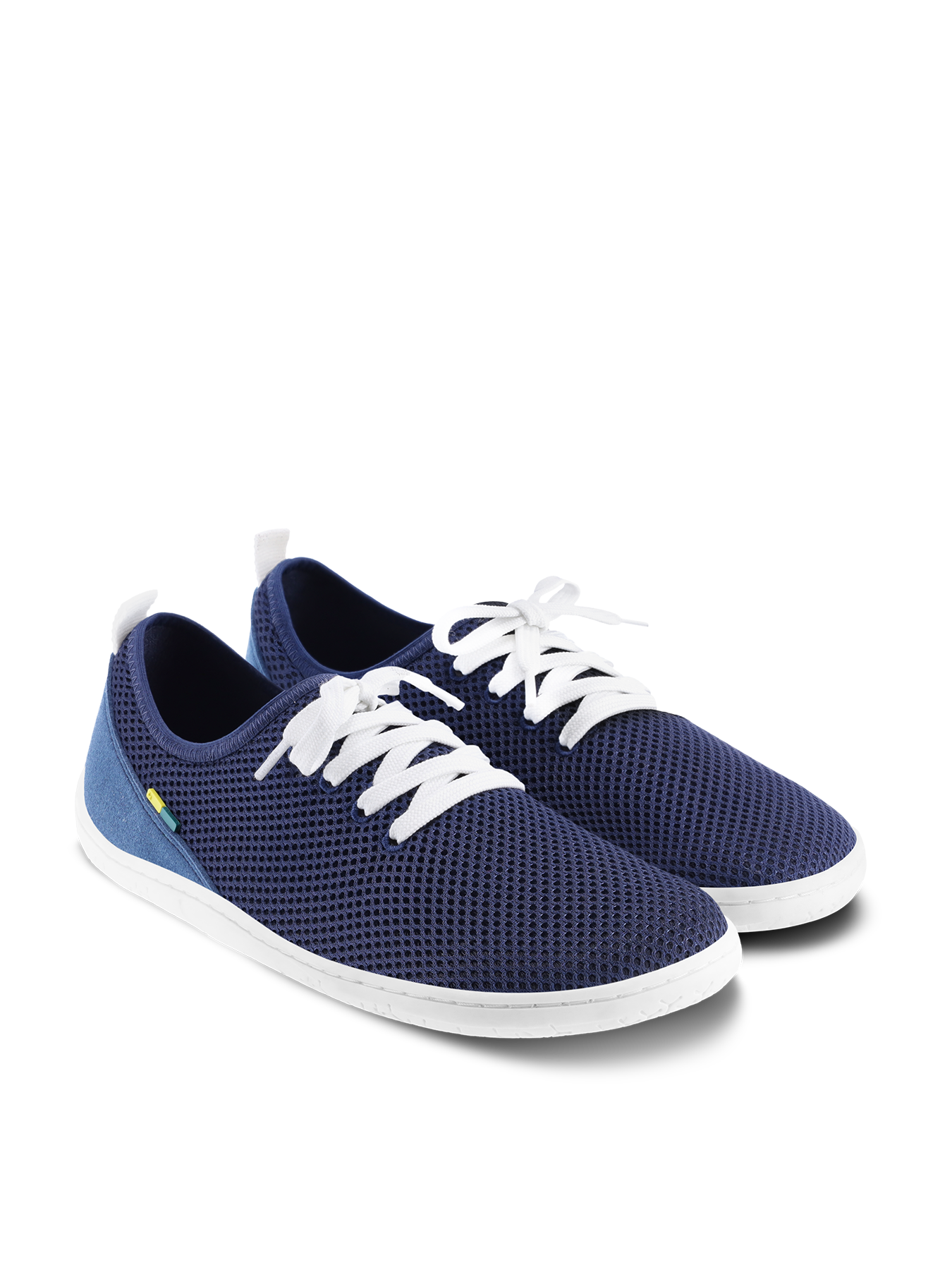 Barefoot zapatillas Be Lenka Dash - Dark Blue.
     zapatos ligerísimos para un movimiento activo en los meses de verano    fáciles de poner con la posibilidad de ajuste a través de los cordones    calzado ideal para los amantes del estilo deportivo para la ciudad y para hacer ejercicio    suela ActiveGrip con un diseño divertido y una increíble flexibilidad y durabilidad (las costuras de la suela prolongan la vida útil de los zapatos)    un práctico lazo, gracias al cual puedes sujetarlos fácilmente a tu mochila la suela Activegrip está creada no solo para caminar, sino también para deportes que requieren equilibrio el nuevo compuesto TR se caracteriza por una excelente resistencia a la abrasión, manteniendo al mismo tiempo una excelente flexibilidad suela cosida para una mayor duración del calzado
Ventajas de los zapatos descalzos:
imitan perfectamente el andar descalzola forma anatómica del zapato ofrece un espacio generoso para los dedosla caída cero de la suela mantiene el talón y la punta en un mismo plano para una postura adecuadasuela estimulante con un grosor de 4 mm (sin salientes) activa las terminaciones nerviosas del pielos materiales flexibles aseguran una mejor funcionalidad de los músculos y tendones del piela ligereza de los zapatos como prevención contra la fatiga de las piernas
Tipo: calzado de calle