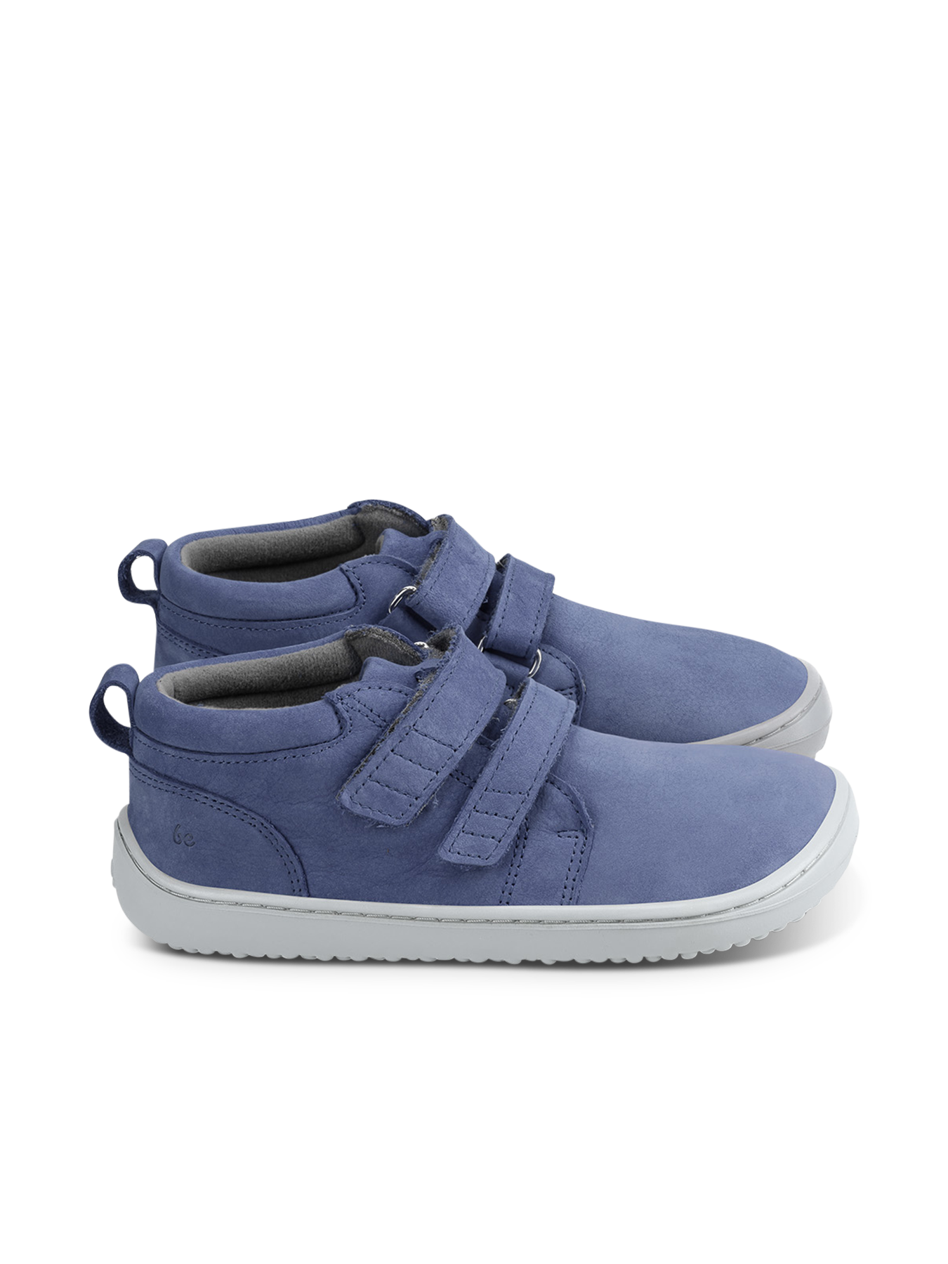 Zapatos barefoot de niños Be Lenka Play - Dark Blue.
  los zapatos descalzos imitan perfectamente el andar descalzo, exactamente como lo ha diseñado la naturaleza  suela cosida para una mayor duración del calzado  la suela KidsComfort, gracias a sus salientes, garantiza una perfecta estabilidad y control del paso durante el movimiento diario  cuello de talón de cuero para mayor confort y durabilidad  forro de textil agradable al tacto   elegante logotipo de Be Lenka grabado en relieve
Beneficios del calzado barefoot:
   suela ultraflexible   caída cero (zero drop): talón y punta en un mismo plano para una postura adecuada   puntera espaciosa para los dedos del pie   calzado ligero
Tipo: calzado de calle