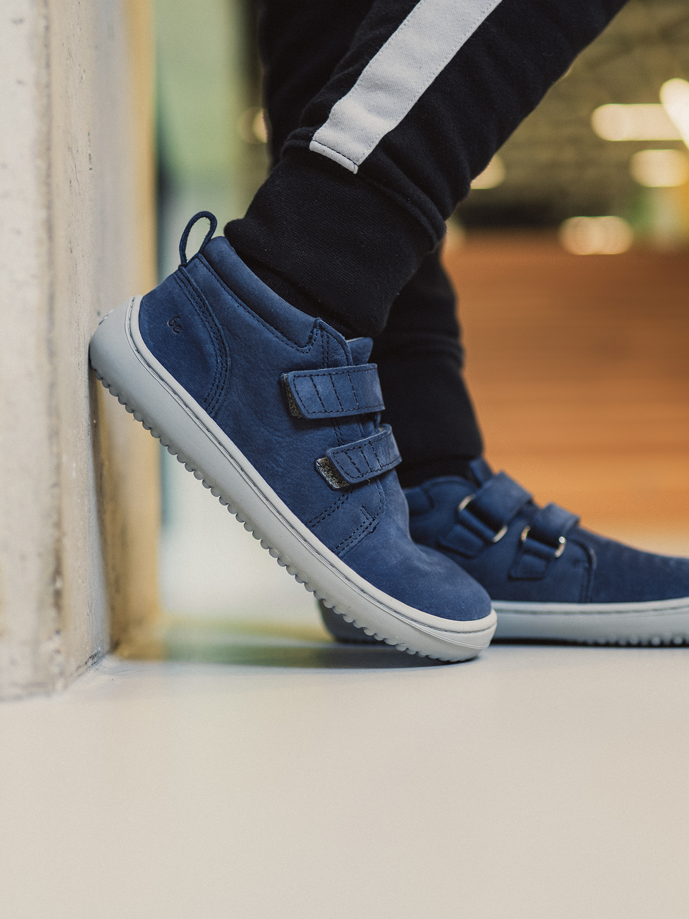 Zapatos barefoot de niños Be Lenka Play - Dark Blue.
  los zapatos descalzos imitan perfectamente el andar descalzo, exactamente como lo ha diseñado la naturaleza  suela cosida para una mayor duración del calzado  la suela KidsComfort, gracias a sus salientes, garantiza una perfecta estabilidad y control del paso durante el movimiento diario  cuello de talón de cuero para mayor confort y durabilidad  forro de textil agradable al tacto   elegante logotipo de Be Lenka grabado en relieve
Beneficios del calzado barefoot:
   suela ultraflexible   caída cero (zero drop): talón y punta en un mismo plano para una postura adecuada   puntera espaciosa para los dedos del pie   calzado ligero
Tipo: calzado de calle