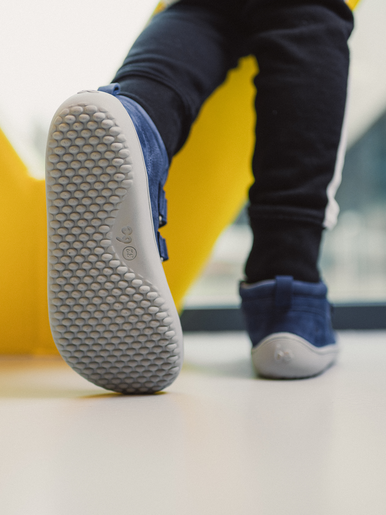 Zapatos barefoot de niños Be Lenka Play - Dark Blue.
  los zapatos descalzos imitan perfectamente el andar descalzo, exactamente como lo ha diseñado la naturaleza  suela cosida para una mayor duración del calzado  la suela KidsComfort, gracias a sus salientes, garantiza una perfecta estabilidad y control del paso durante el movimiento diario  cuello de talón de cuero para mayor confort y durabilidad  forro de textil agradable al tacto   elegante logotipo de Be Lenka grabado en relieve
Beneficios del calzado barefoot:
   suela ultraflexible   caída cero (zero drop): talón y punta en un mismo plano para una postura adecuada   puntera espaciosa para los dedos del pie   calzado ligero
Tipo: calzado de calle