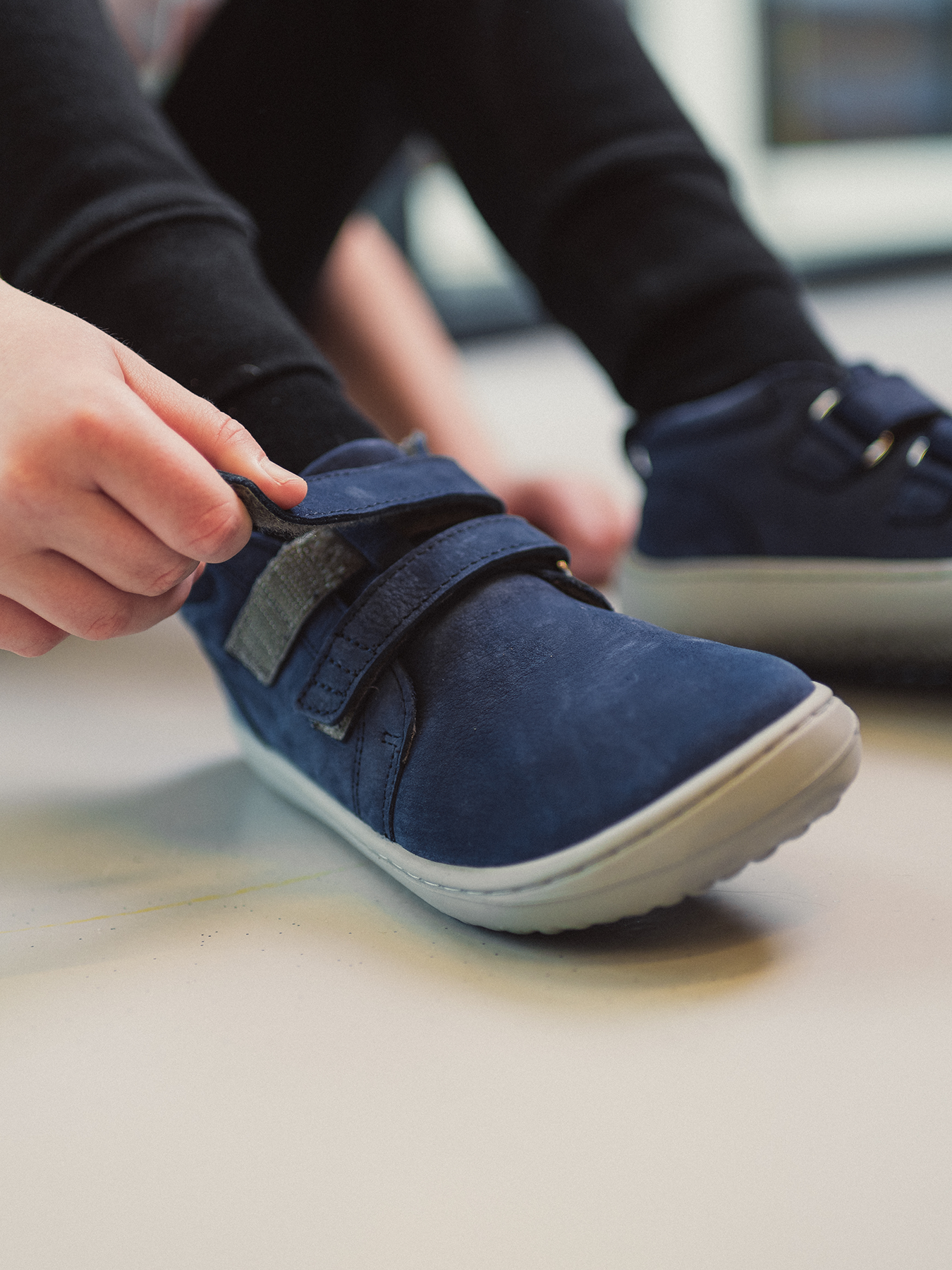 Zapatos barefoot de niños Be Lenka Play - Dark Blue.
  los zapatos descalzos imitan perfectamente el andar descalzo, exactamente como lo ha diseñado la naturaleza  suela cosida para una mayor duración del calzado  la suela KidsComfort, gracias a sus salientes, garantiza una perfecta estabilidad y control del paso durante el movimiento diario  cuello de talón de cuero para mayor confort y durabilidad  forro de textil agradable al tacto   elegante logotipo de Be Lenka grabado en relieve
Beneficios del calzado barefoot:
   suela ultraflexible   caída cero (zero drop): talón y punta en un mismo plano para una postura adecuada   puntera espaciosa para los dedos del pie   calzado ligero
Tipo: calzado de calle