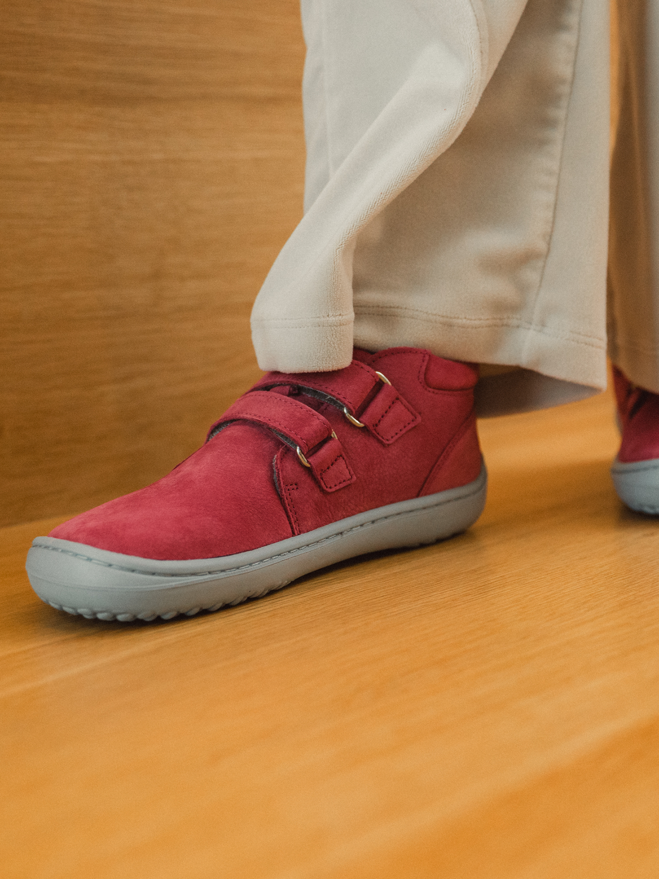 Zapatos barefoot de niños Be Lenka Play - Raspberry Pink.
  los zapatos descalzos imitan perfectamente el andar descalzo, exactamente como lo ha diseñado la naturaleza  suela cosida para una mayor duración del calzado  la suela KidsComfort, gracias a sus salientes, garantiza una perfecta estabilidad y control del paso durante el movimiento diario  cuello de talón de cuero para mayor confort y durabilidad  forro de textil agradable al tacto  elegante logotipo de Be Lenka grabado en relieve
Beneficios del calzado barefoot:
   suela ultraflexible   caída cero (zero drop): talón y punta en un mismo plano para una postura adecuada   puntera espaciosa para los dedos del pie   calzado ligero
Tipo: calzado de calle