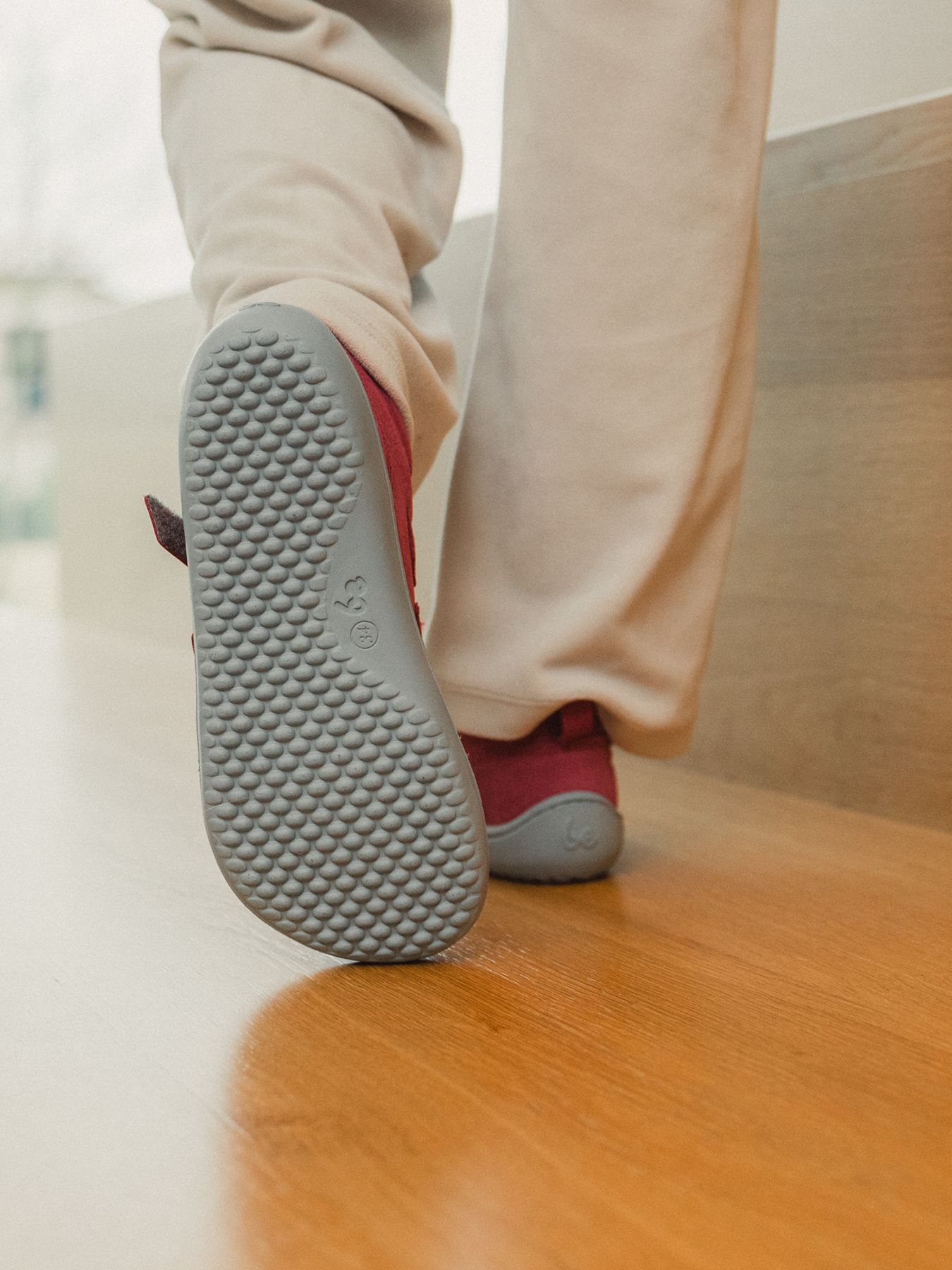 Zapatos barefoot de niños Be Lenka Play - Raspberry Pink.
  los zapatos descalzos imitan perfectamente el andar descalzo, exactamente como lo ha diseñado la naturaleza  suela cosida para una mayor duración del calzado  la suela KidsComfort, gracias a sus salientes, garantiza una perfecta estabilidad y control del paso durante el movimiento diario  cuello de talón de cuero para mayor confort y durabilidad  forro de textil agradable al tacto  elegante logotipo de Be Lenka grabado en relieve
Beneficios del calzado barefoot:
   suela ultraflexible   caída cero (zero drop): talón y punta en un mismo plano para una postura adecuada   puntera espaciosa para los dedos del pie   calzado ligero
Tipo: calzado de calle
