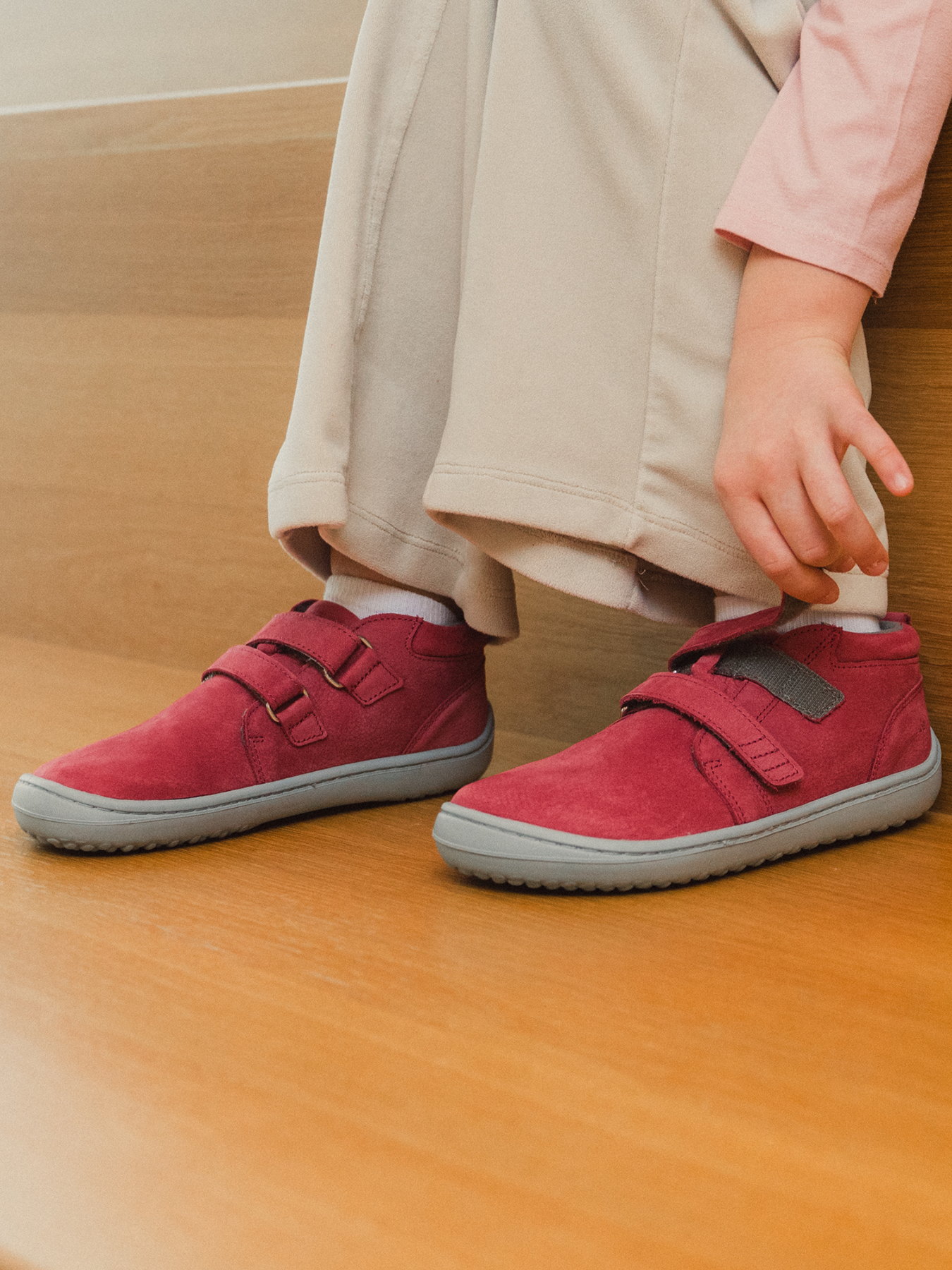 Zapatos barefoot de niños Be Lenka Play - Raspberry Pink.
  los zapatos descalzos imitan perfectamente el andar descalzo, exactamente como lo ha diseñado la naturaleza  suela cosida para una mayor duración del calzado  la suela KidsComfort, gracias a sus salientes, garantiza una perfecta estabilidad y control del paso durante el movimiento diario  cuello de talón de cuero para mayor confort y durabilidad  forro de textil agradable al tacto  elegante logotipo de Be Lenka grabado en relieve
Beneficios del calzado barefoot:
   suela ultraflexible   caída cero (zero drop): talón y punta en un mismo plano para una postura adecuada   puntera espaciosa para los dedos del pie   calzado ligero
Tipo: calzado de calle