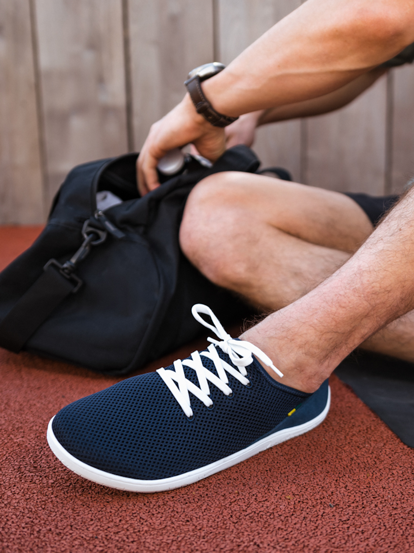 Barefoot zapatillas Be Lenka Dash - Dark Blue.
     zapatos ligerísimos para un movimiento activo en los meses de verano    fáciles de poner con la posibilidad de ajuste a través de los cordones    calzado ideal para los amantes del estilo deportivo para la ciudad y para hacer ejercicio    suela ActiveGrip con un diseño divertido y una increíble flexibilidad y durabilidad (las costuras de la suela prolongan la vida útil de los zapatos)    un práctico lazo, gracias al cual puedes sujetarlos fácilmente a tu mochila la suela Activegrip está creada no solo para caminar, sino también para deportes que requieren equilibrio el nuevo compuesto TR se caracteriza por una excelente resistencia a la abrasión, manteniendo al mismo tiempo una excelente flexibilidad suela cosida para una mayor duración del calzado
Ventajas de los zapatos descalzos:
imitan perfectamente el andar descalzola forma anatómica del zapato ofrece un espacio generoso para los dedosla caída cero de la suela mantiene el talón y la punta en un mismo plano para una postura adecuadasuela estimulante con un grosor de 4 mm (sin salientes) activa las terminaciones nerviosas del pielos materiales flexibles aseguran una mejor funcionalidad de los músculos y tendones del piela ligereza de los zapatos como prevención contra la fatiga de las piernas
Tipo: calzado de calle