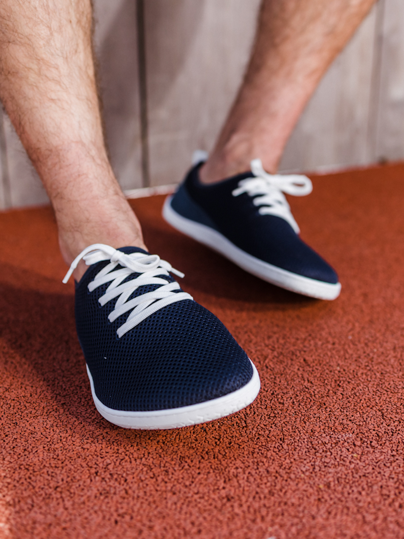 Barefoot zapatillas Be Lenka Dash - Dark Blue.
     zapatos ligerísimos para un movimiento activo en los meses de verano    fáciles de poner con la posibilidad de ajuste a través de los cordones    calzado ideal para los amantes del estilo deportivo para la ciudad y para hacer ejercicio    suela ActiveGrip con un diseño divertido y una increíble flexibilidad y durabilidad (las costuras de la suela prolongan la vida útil de los zapatos)    un práctico lazo, gracias al cual puedes sujetarlos fácilmente a tu mochila la suela Activegrip está creada no solo para caminar, sino también para deportes que requieren equilibrio el nuevo compuesto TR se caracteriza por una excelente resistencia a la abrasión, manteniendo al mismo tiempo una excelente flexibilidad suela cosida para una mayor duración del calzado
Ventajas de los zapatos descalzos:
imitan perfectamente el andar descalzola forma anatómica del zapato ofrece un espacio generoso para los dedosla caída cero de la suela mantiene el talón y la punta en un mismo plano para una postura adecuadasuela estimulante con un grosor de 4 mm (sin salientes) activa las terminaciones nerviosas del pielos materiales flexibles aseguran una mejor funcionalidad de los músculos y tendones del piela ligereza de los zapatos como prevención contra la fatiga de las piernas
Tipo: calzado de calle