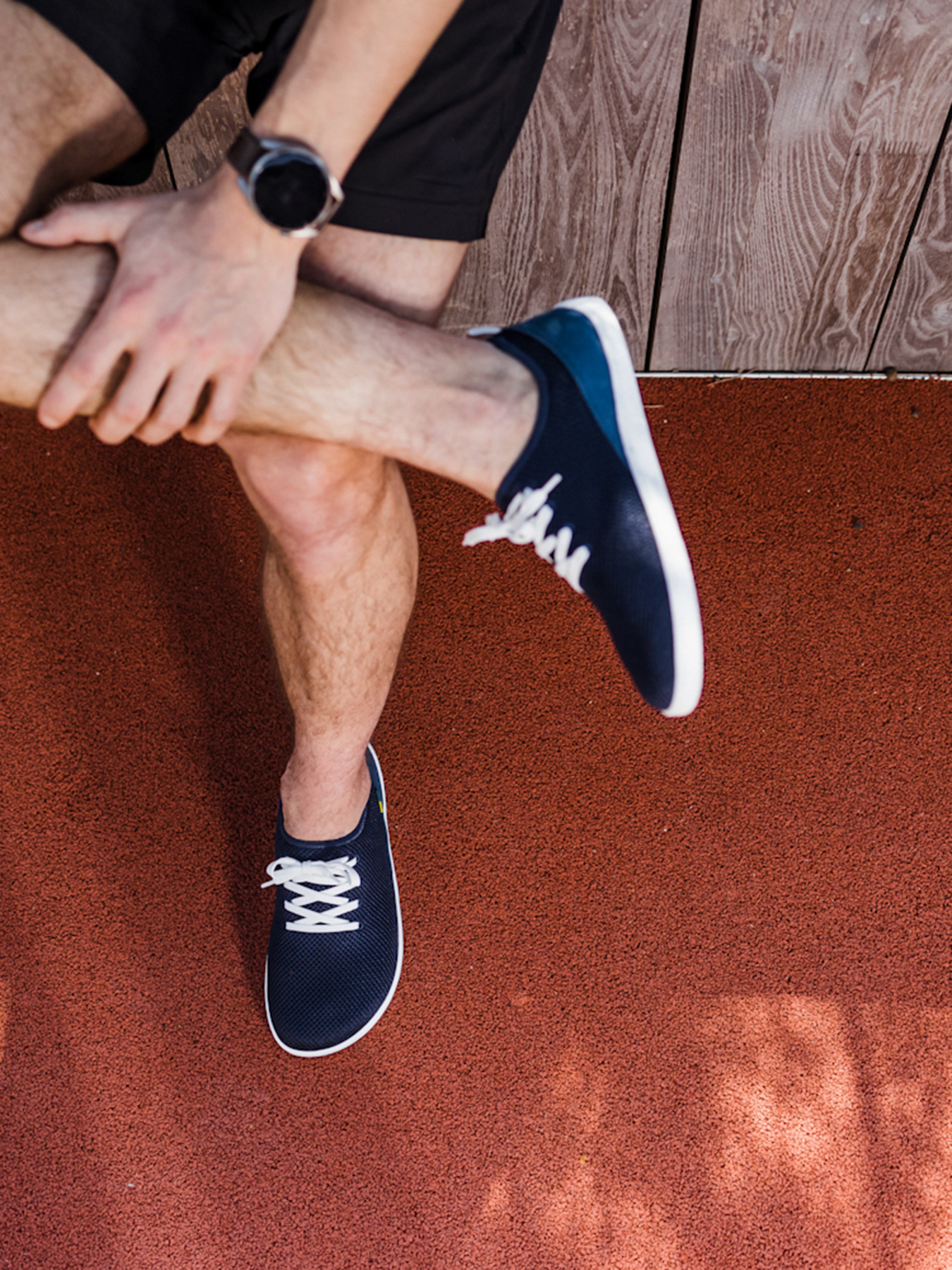 Barefoot zapatillas Be Lenka Dash - Dark Blue.
     zapatos ligerísimos para un movimiento activo en los meses de verano    fáciles de poner con la posibilidad de ajuste a través de los cordones    calzado ideal para los amantes del estilo deportivo para la ciudad y para hacer ejercicio    suela ActiveGrip con un diseño divertido y una increíble flexibilidad y durabilidad (las costuras de la suela prolongan la vida útil de los zapatos)    un práctico lazo, gracias al cual puedes sujetarlos fácilmente a tu mochila la suela Activegrip está creada no solo para caminar, sino también para deportes que requieren equilibrio el nuevo compuesto TR se caracteriza por una excelente resistencia a la abrasión, manteniendo al mismo tiempo una excelente flexibilidad suela cosida para una mayor duración del calzado
Ventajas de los zapatos descalzos:
imitan perfectamente el andar descalzola forma anatómica del zapato ofrece un espacio generoso para los dedosla caída cero de la suela mantiene el talón y la punta en un mismo plano para una postura adecuadasuela estimulante con un grosor de 4 mm (sin salientes) activa las terminaciones nerviosas del pielos materiales flexibles aseguran una mejor funcionalidad de los músculos y tendones del piela ligereza de los zapatos como prevención contra la fatiga de las piernas
Tipo: calzado de calle