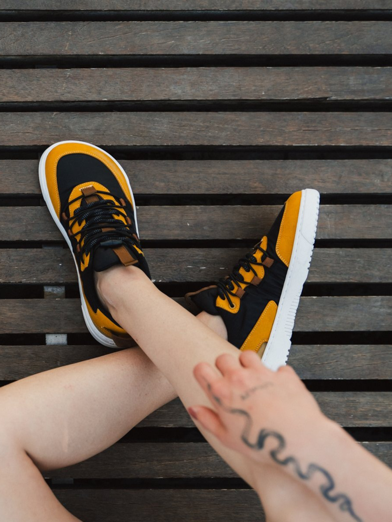 Barefoot Sneakers Barebarics Revive - Golden Yellow & Black.
En la producción se utilizaron materiales sostenibles y veganos con una excelente solidez del color, transpirabilidad y resistencia al desgarro y la abrasión.
La parte superior se compone de microfibra y poliéster.
Atributos del calzado “barefoot”:
Forma anatómica - La zapatilla respeta la forma del pie.
Más información
calzado de callediseño urbano modernodiseñado y hecho a mano en la Unión Europea con el uso de materiales sostenibles localesexcelente durabilidad y solidez del color de los materialesTecnología Dermodry Coolmax® para la eliminación continua de la humedaddisponibles en tallas: 36 - 47 (según medida europea)EAN/SKU: %eanorsku%