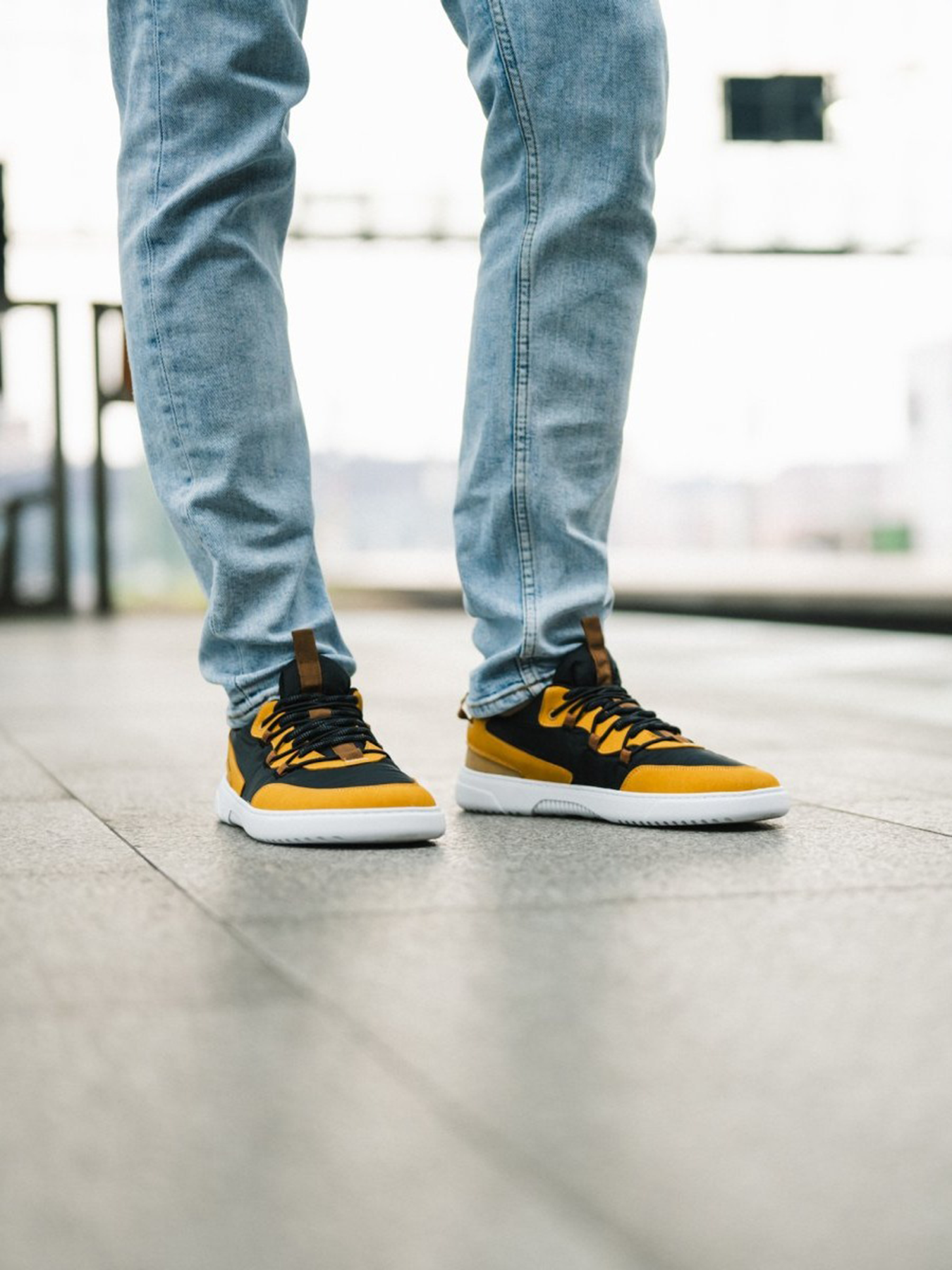 Barefoot Sneakers Barebarics Revive - Golden Yellow & Black.
En la producción se utilizaron materiales sostenibles y veganos con una excelente solidez del color, transpirabilidad y resistencia al desgarro y la abrasión.
La parte superior se compone de microfibra y poliéster.
Atributos del calzado “barefoot”:
Forma anatómica - La zapatilla respeta la forma del pie.
Más información
calzado de callediseño urbano modernodiseñado y hecho a mano en la Unión Europea con el uso de materiales sostenibles localesexcelente durabilidad y solidez del color de los materialesTecnología Dermodry Coolmax® para la eliminación continua de la humedaddisponibles en tallas: 36 - 47 (según medida europea)EAN/SKU: %eanorsku%