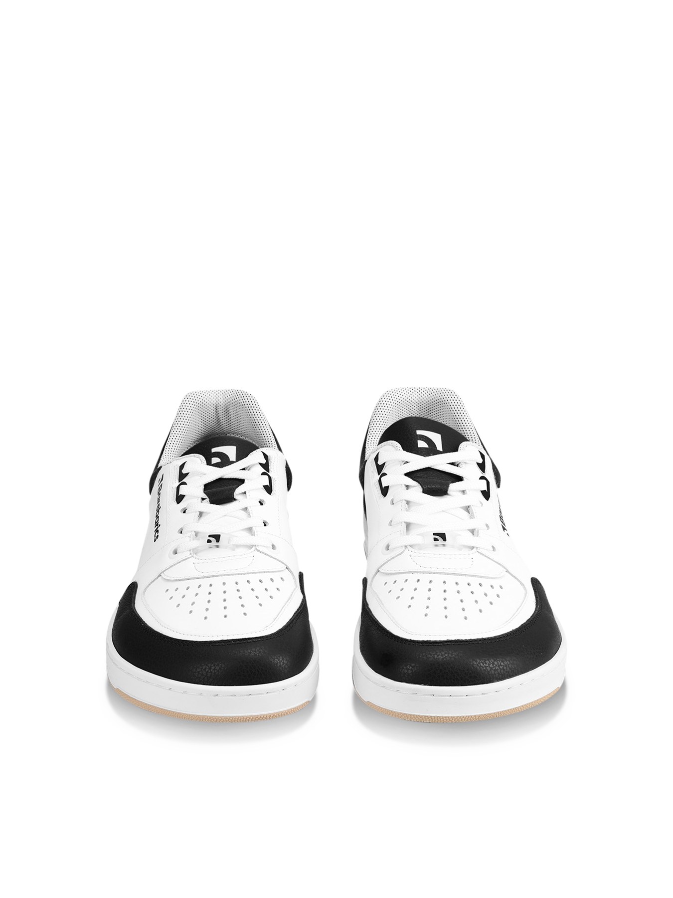 Barefoot Sneakers Barebarics Wave - White & Black.
La parte superior está hecha de poliamida, elastano y cuero nobuk con tratamiento hidrofóbico que repele muy bien el agua.
Atributos del calzado barefoot
Forma anatómica - La zapatilla respeta la forma del pie.
Más información
calzado de callediseño urbano modernodiseñado y hecho a mano en la Unión Europea con el uso de materiales sostenibles localesexcelente durabilidad y solidez del color de los materialesdisponibles en tallas: 36 - 47 (según medida europea)EAN/SKU: %eanorsku%