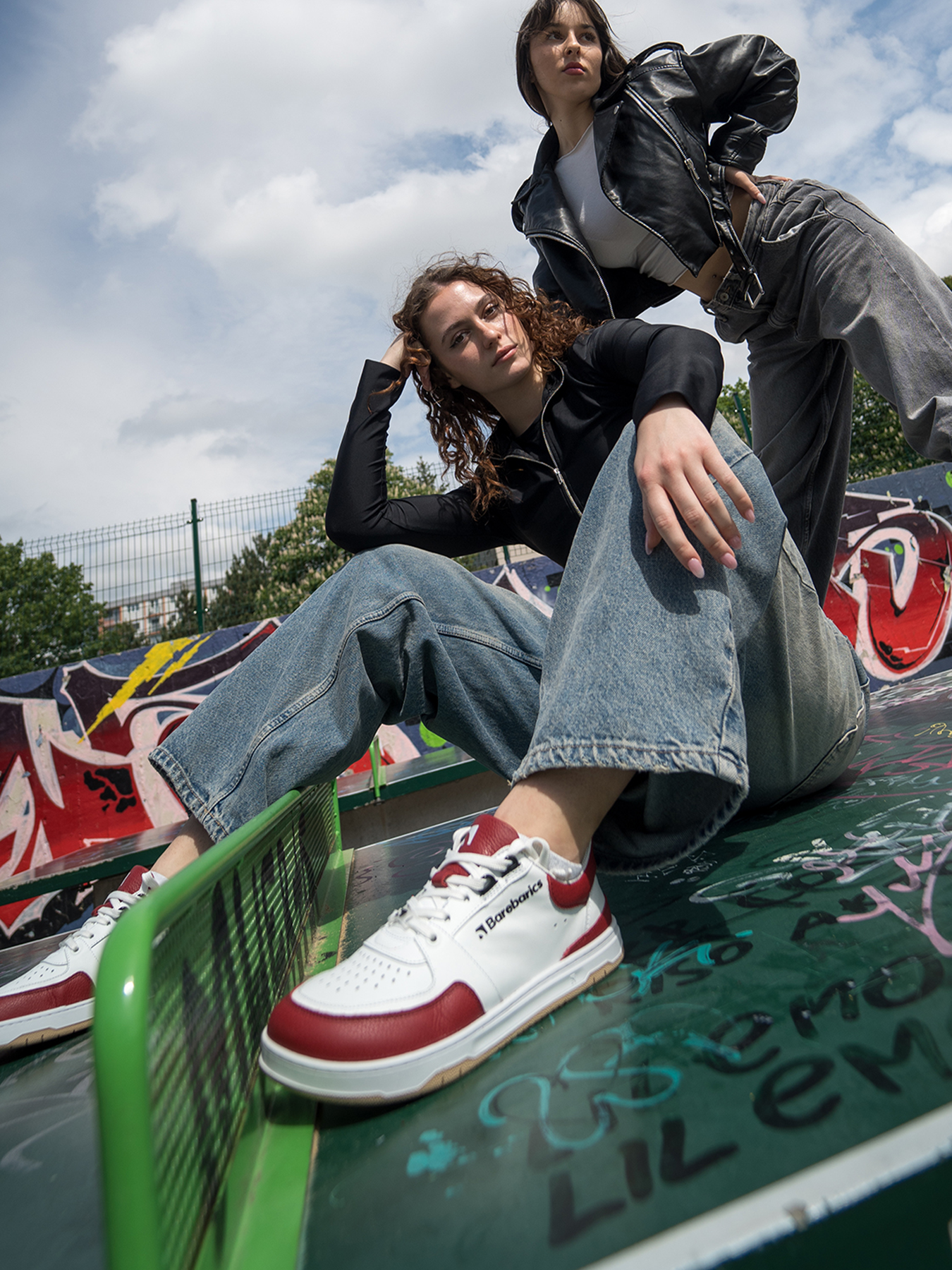 Barefoot Sneakers Barebarics Wave - White & Crimson Red.
La parte superior está hecha de poliamida, elastano y cuero nobuk con tratamiento hidrofóbico que repele muy bien el agua.
Atributos del calzado barefoot
Forma anatómica - La zapatilla respeta la forma del pie.
Más información
calzado de callediseño urbano modernodiseñado y hecho a mano en la Unión Europea con el uso de materiales sostenibles localesexcelente durabilidad y solidez del color de los materialesdisponibles en tallas: 36 - 47 (según medida europea)EAN/SKU: %eanorsku%
