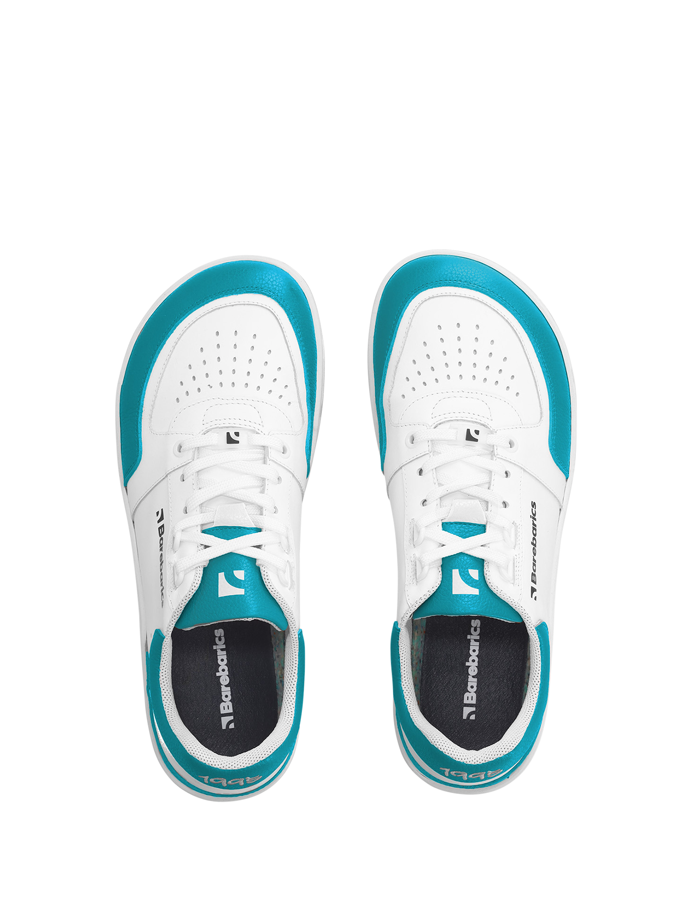 Barefoot Sneakers Barebarics Wave - White & Dark Turquoise.
La parte superior está hecha de poliamida, elastano y cuero nobuk con tratamiento hidrofóbico que repele muy bien el agua.
Atributos del calzado barefoot
Forma anatómica - La zapatilla respeta la forma del pie.
Más información
calzado de callediseño urbano modernodiseñado y hecho a mano en la Unión Europea con el uso de materiales sostenibles localesexcelente durabilidad y solidez del color de los materialesdisponibles en tallas: 36 - 47 (según medida europea)EAN/SKU: %eanorsku%