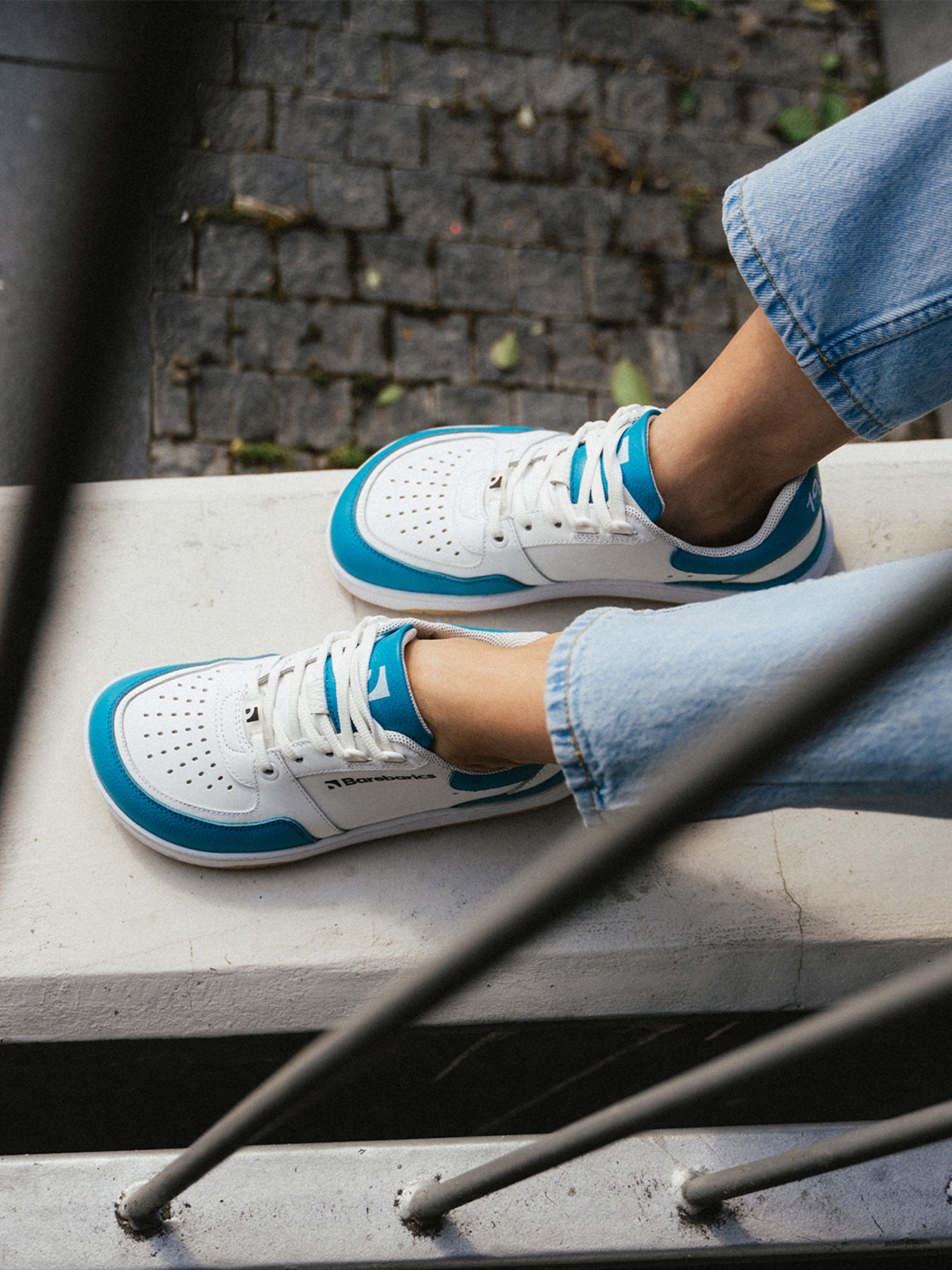 Barefoot Sneakers Barebarics Wave - White & Dark Turquoise.
La parte superior está hecha de poliamida, elastano y cuero nobuk con tratamiento hidrofóbico que repele muy bien el agua.
Atributos del calzado barefoot
Forma anatómica - La zapatilla respeta la forma del pie.
Más información
calzado de callediseño urbano modernodiseñado y hecho a mano en la Unión Europea con el uso de materiales sostenibles localesexcelente durabilidad y solidez del color de los materialesdisponibles en tallas: 36 - 47 (según medida europea)EAN/SKU: %eanorsku%