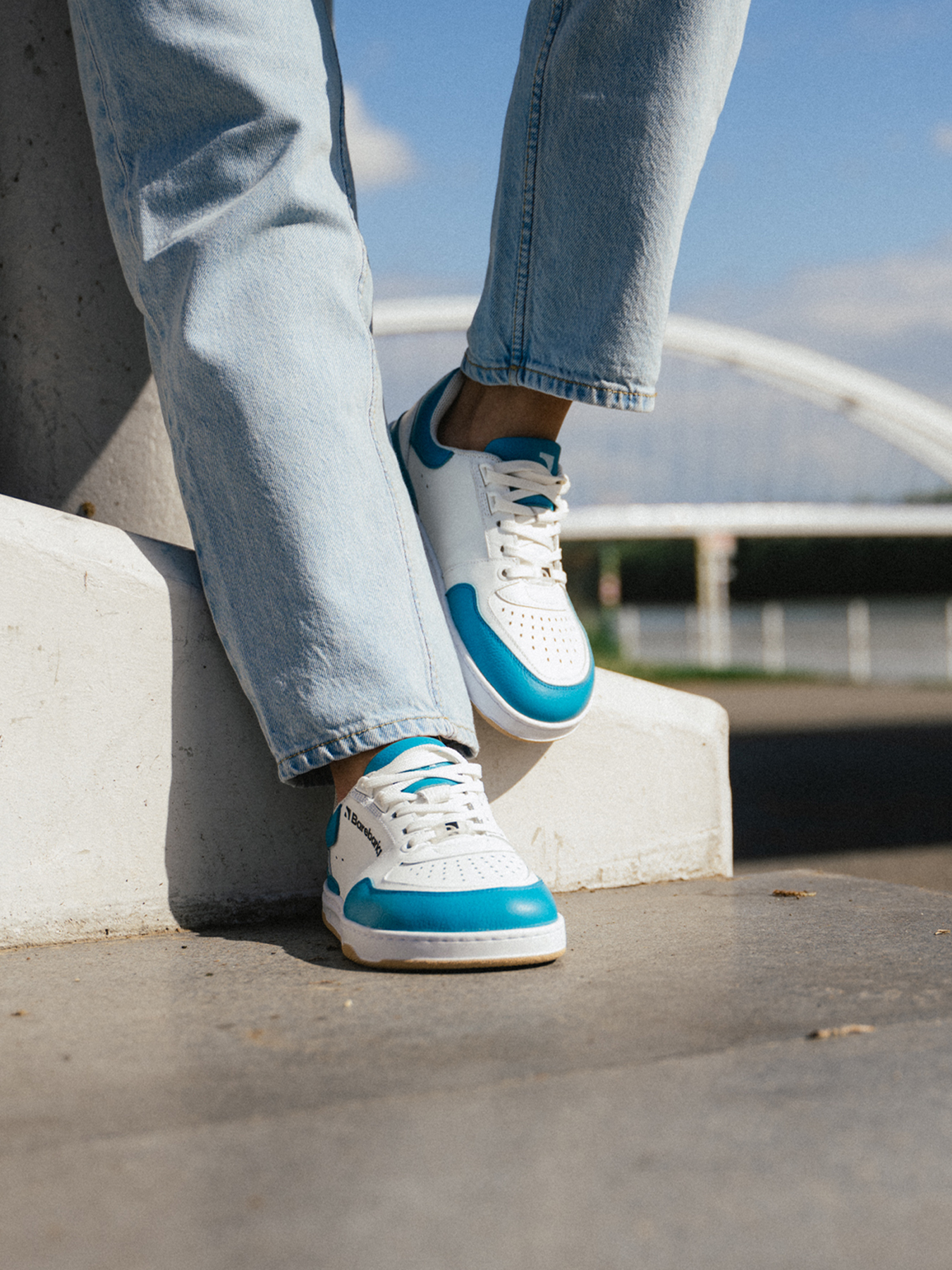 Barefoot Sneakers Barebarics Wave - White & Dark Turquoise.
La parte superior está hecha de poliamida, elastano y cuero nobuk con tratamiento hidrofóbico que repele muy bien el agua.
Atributos del calzado barefoot
Forma anatómica - La zapatilla respeta la forma del pie.
Más información
calzado de callediseño urbano modernodiseñado y hecho a mano en la Unión Europea con el uso de materiales sostenibles localesexcelente durabilidad y solidez del color de los materialesdisponibles en tallas: 36 - 47 (según medida europea)EAN/SKU: %eanorsku%