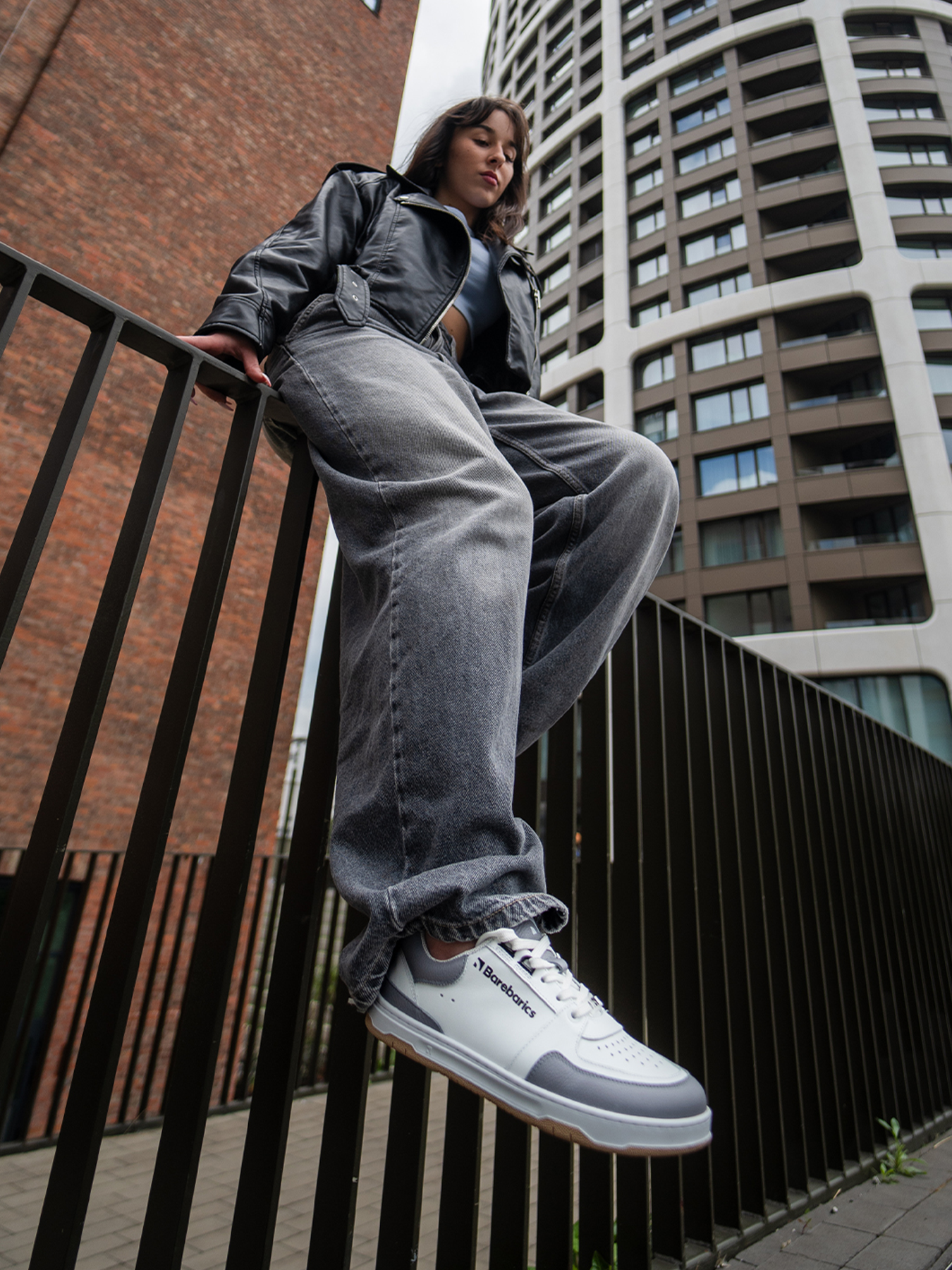 Barefoot Sneakers Barebarics Wave - White & Grey.
La parte superior está hecha de poliamida, elastano y cuero nobuk con tratamiento hidrofóbico que repele muy bien el agua.
Atributos del calzado barefoot
Forma anatómica - La zapatilla respeta la forma del pie.
Más información
calzado de callediseño urbano modernodiseñado y hecho a mano en la Unión Europea con el uso de materiales sostenibles localesexcelente durabilidad y solidez del color de los materialesdisponibles en tallas: 36 - 47 (según medida europea)EAN/SKU: %eanorsku%
