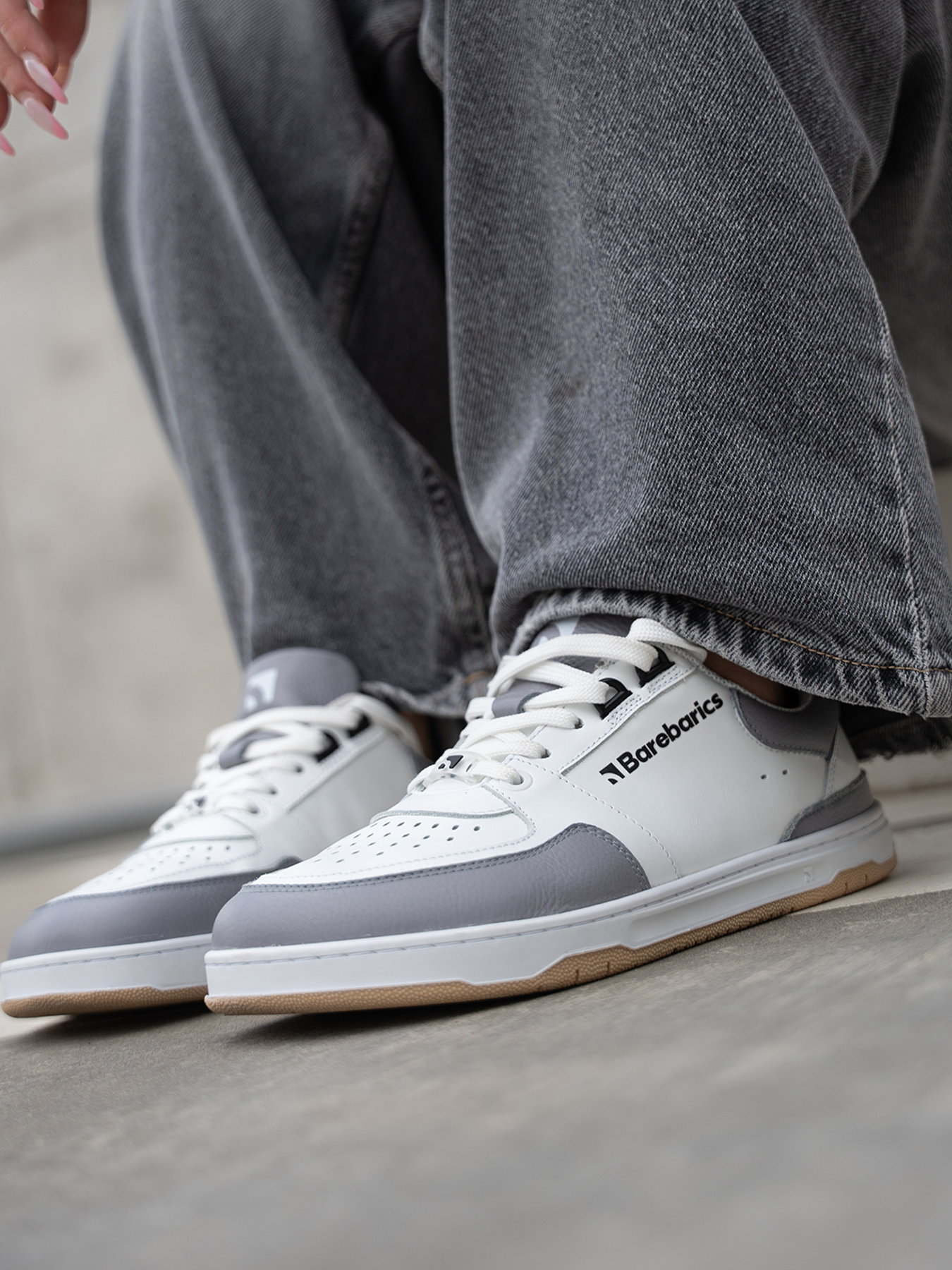 Barefoot Sneakers Barebarics Wave - White & Grey.
La parte superior está hecha de poliamida, elastano y cuero nobuk con tratamiento hidrofóbico que repele muy bien el agua.
Atributos del calzado barefoot
Forma anatómica - La zapatilla respeta la forma del pie.
Más información
calzado de callediseño urbano modernodiseñado y hecho a mano en la Unión Europea con el uso de materiales sostenibles localesexcelente durabilidad y solidez del color de los materialesdisponibles en tallas: 36 - 47 (según medida europea)EAN/SKU: %eanorsku%