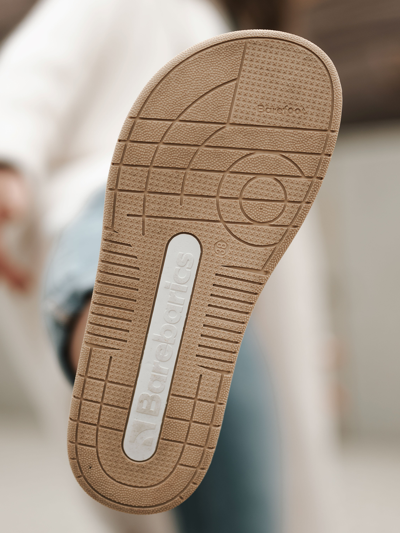 Barefoot Sneakers Barebarics Wave - White & Orange.
La parte superior está hecha de poliamida, elastano y cuero nobuk con tratamiento hidrofóbico que repele muy bien el agua.
Atributos del calzado barefoot
Forma anatómica - La zapatilla respeta la forma del pie.
Más información
calzado de callediseño urbano modernodiseñado y hecho a mano en la Unión Europea con el uso de materiales sostenibles localesexcelente durabilidad y solidez del color de los materialesdisponibles en tallas: 36 - 47 (según medida europea)EAN/SKU: %eanorsku%