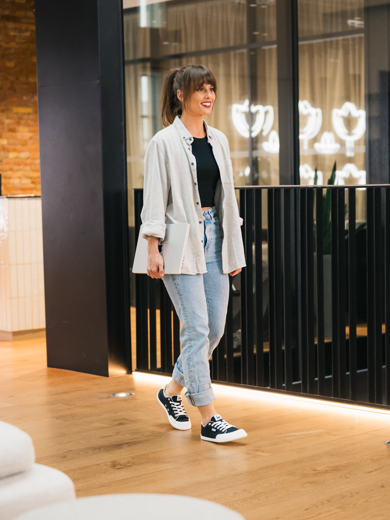 Barefoot zapatillas Be Lenka Rebound - Black & White.





  zapatos extremadamente ligeros para todos los amantes de los clásicos urbanos  suela cosida EverydayComfort Neo para una mayor vida útil del zapato  logotipo textil en la lengüeta y en la parte superior de las zapatillas dos ojales en el interior de las zapatillas para ventilación

Ventajas de los zapatos descalzos:
 imitan perfectamente caminar descalzola forma anatómica del zapato ofrece un generoso espacio para los dedosla caída cero de la suela mantiene el talón y la punta en un mismo plano para una postura adecuada la suela de estimulación con un grosor de 5 mm activa las terminaciones nerviosas del pielos materiales flexibles garantizan una mejor funcionalidad de los músculos y tendones del piela ligereza del calzado como prevención contra la fatiga de las piernas
Tipo: calzado de calle