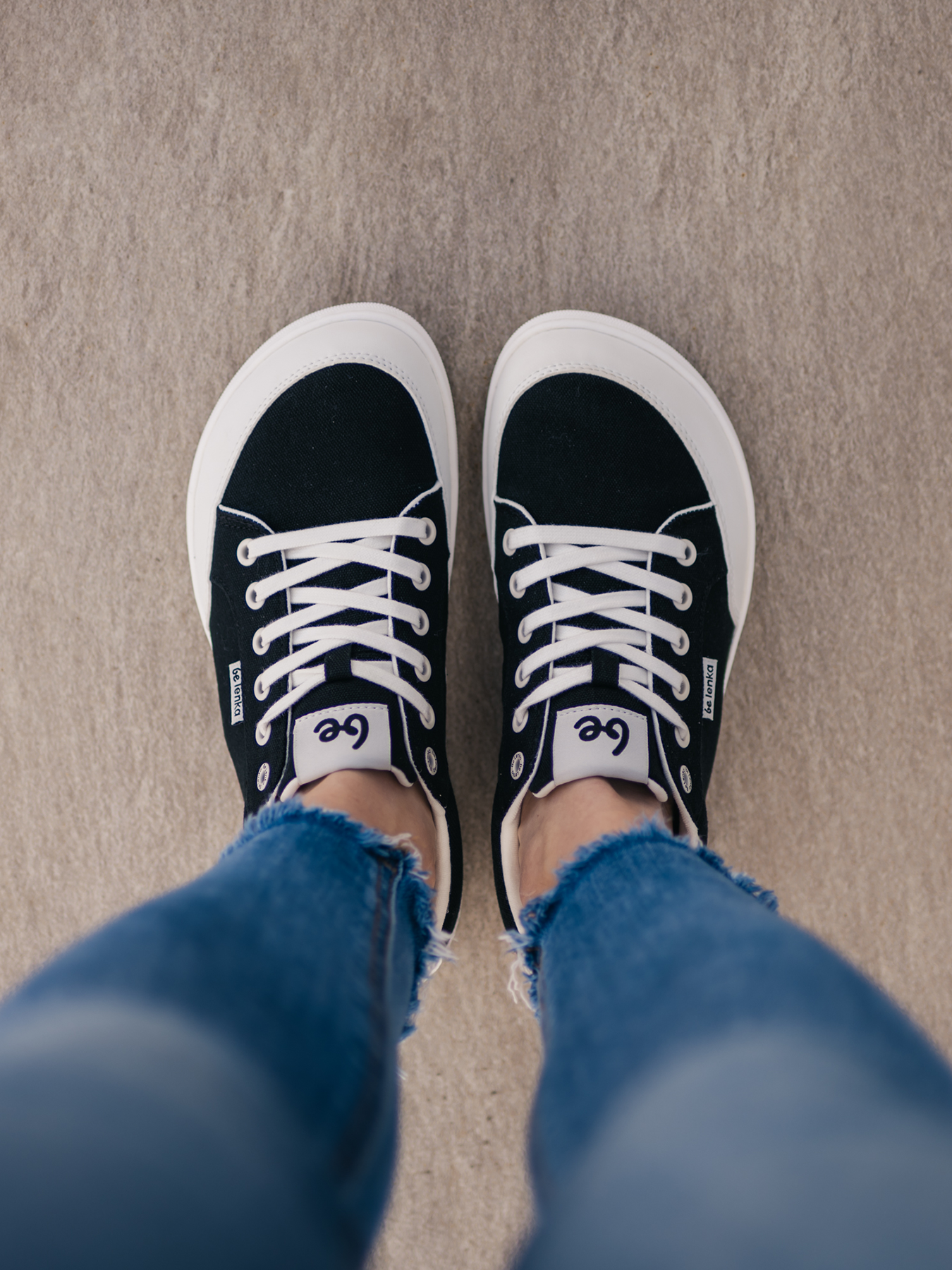 Barefoot zapatillas Be Lenka Rebound - Black & White.





  zapatos extremadamente ligeros para todos los amantes de los clásicos urbanos  suela cosida EverydayComfort Neo para una mayor vida útil del zapato  logotipo textil en la lengüeta y en la parte superior de las zapatillas dos ojales en el interior de las zapatillas para ventilación

Ventajas de los zapatos descalzos:
 imitan perfectamente caminar descalzola forma anatómica del zapato ofrece un generoso espacio para los dedosla caída cero de la suela mantiene el talón y la punta en un mismo plano para una postura adecuada la suela de estimulación con un grosor de 5 mm activa las terminaciones nerviosas del pielos materiales flexibles garantizan una mejor funcionalidad de los músculos y tendones del piela ligereza del calzado como prevención contra la fatiga de las piernas
Tipo: calzado de calle