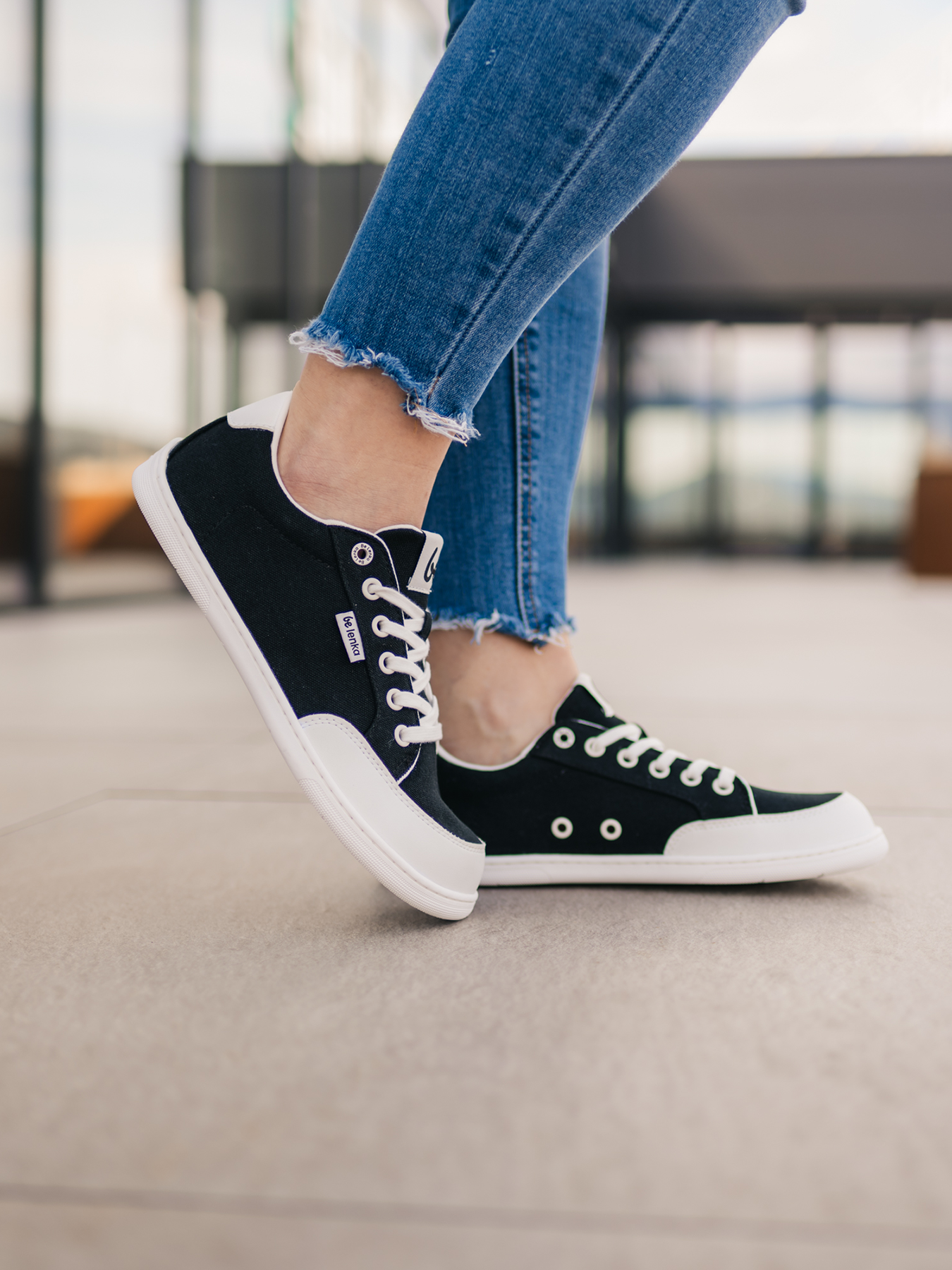 Barefoot zapatillas Be Lenka Rebound - Black & White.





  zapatos extremadamente ligeros para todos los amantes de los clásicos urbanos  suela cosida EverydayComfort Neo para una mayor vida útil del zapato  logotipo textil en la lengüeta y en la parte superior de las zapatillas dos ojales en el interior de las zapatillas para ventilación

Ventajas de los zapatos descalzos:
 imitan perfectamente caminar descalzola forma anatómica del zapato ofrece un generoso espacio para los dedosla caída cero de la suela mantiene el talón y la punta en un mismo plano para una postura adecuada la suela de estimulación con un grosor de 5 mm activa las terminaciones nerviosas del pielos materiales flexibles garantizan una mejor funcionalidad de los músculos y tendones del piela ligereza del calzado como prevención contra la fatiga de las piernas
Tipo: calzado de calle
