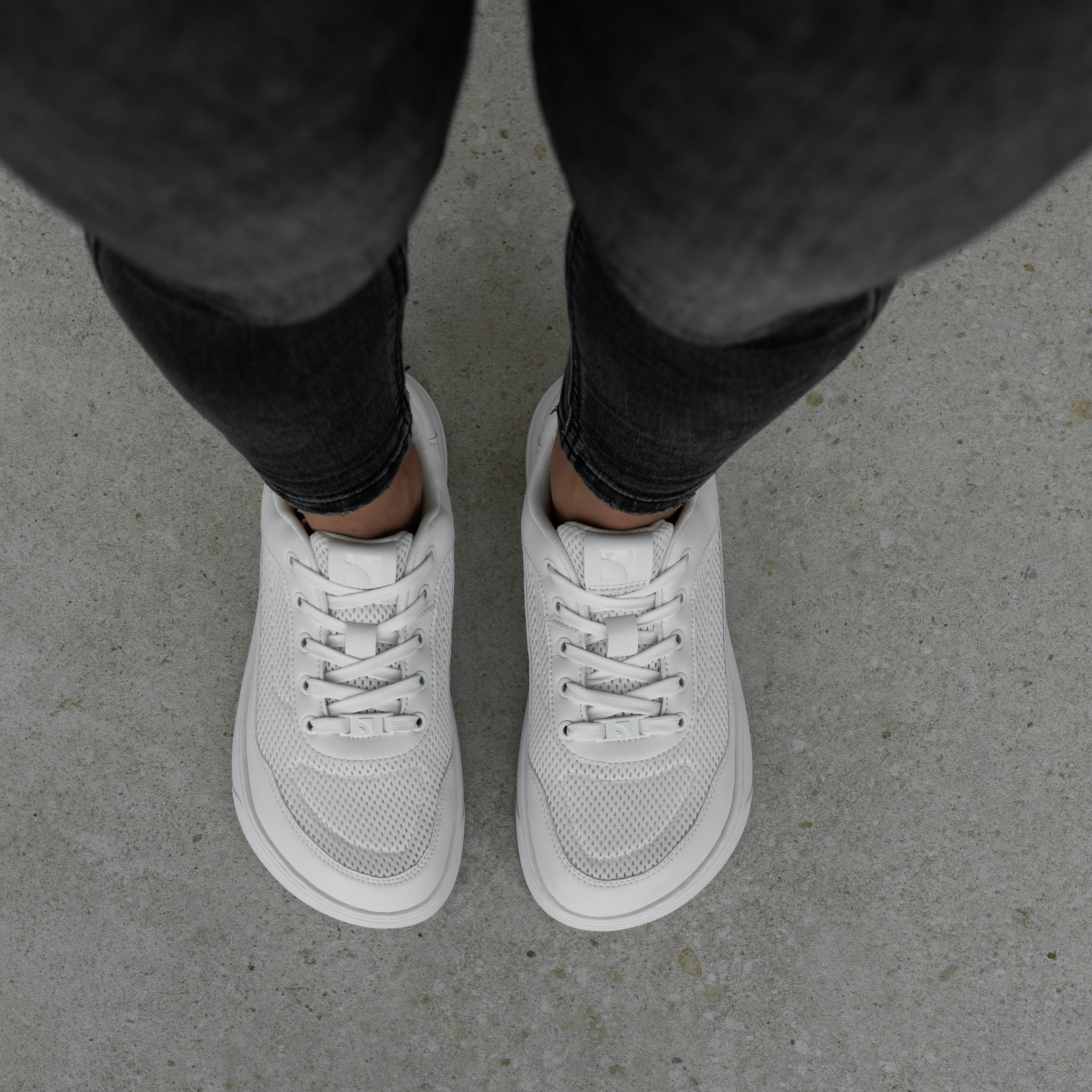 Barefoot Sneakers Barebarics Vaporo - All White.

  Parte superior: cuero sintético + textil
  Forro: textil
  Plantilla: PU + poliéster (extraíble - antibacteriana)
  Suela: goma (ComfortGrip Neo)
  Producción: Vietnam

Atributos del calzado barefoot

  Modelo unisex en modernas variaciones de color
  Plantilla antibacteriana extraíble
  Nueva suela cosida ComfortGrip Neo
  Logotipo de Barebarics en los extremos de los cordones
  Materiales transpirables para una mejor ventilación
  Modelo vegano

Ventajas de los zapatos descalzos

  Suela ultra flexible
  Caída cero: talón y punta en el mismo plano para una postura adecuada
  Punta espaciosa para sus dedos
  Calzado ligero
  EAN/SKU: %eanorsku%