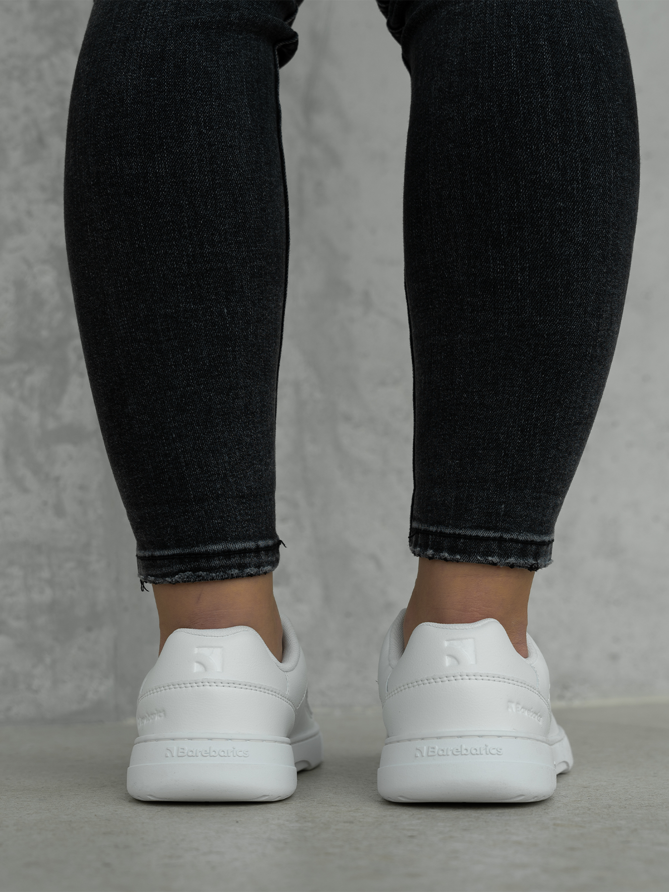 Barefoot Sneakers Barebarics Vaporo - All White.

  Parte superior: cuero sintético + textil
  Forro: textil
  Plantilla: PU + poliéster (extraíble - antibacteriana)
  Suela: goma (ComfortGrip Neo)
  Producción: Vietnam

Atributos del calzado barefoot

  Modelo unisex en modernas variaciones de color
  Plantilla antibacteriana extraíble
  Nueva suela cosida ComfortGrip Neo
  Logotipo de Barebarics en los extremos de los cordones
  Materiales transpirables para una mejor ventilación
  Modelo vegano

Ventajas de los zapatos descalzos

  Suela ultra flexible
  Caída cero: talón y punta en el mismo plano para una postura adecuada
  Punta espaciosa para sus dedos
  Calzado ligero
  EAN/SKU: %eanorsku%